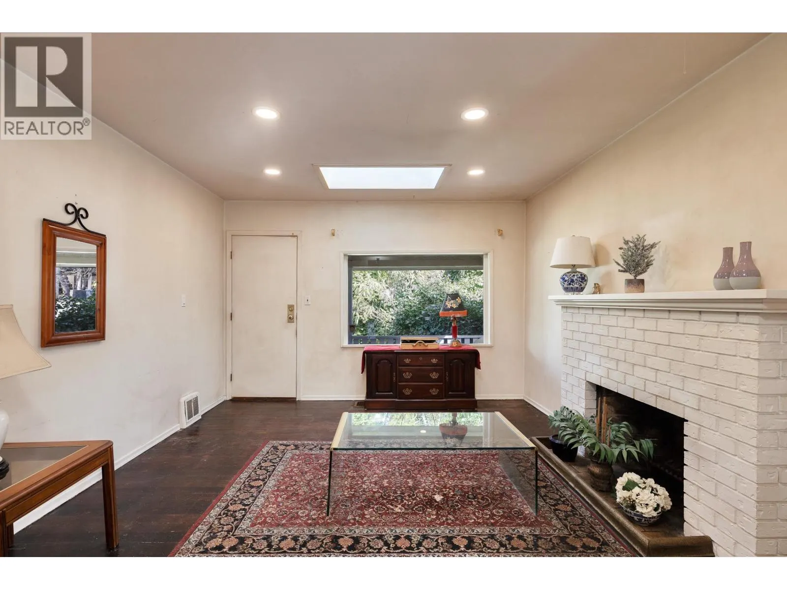 445 W QUEENS ROAD