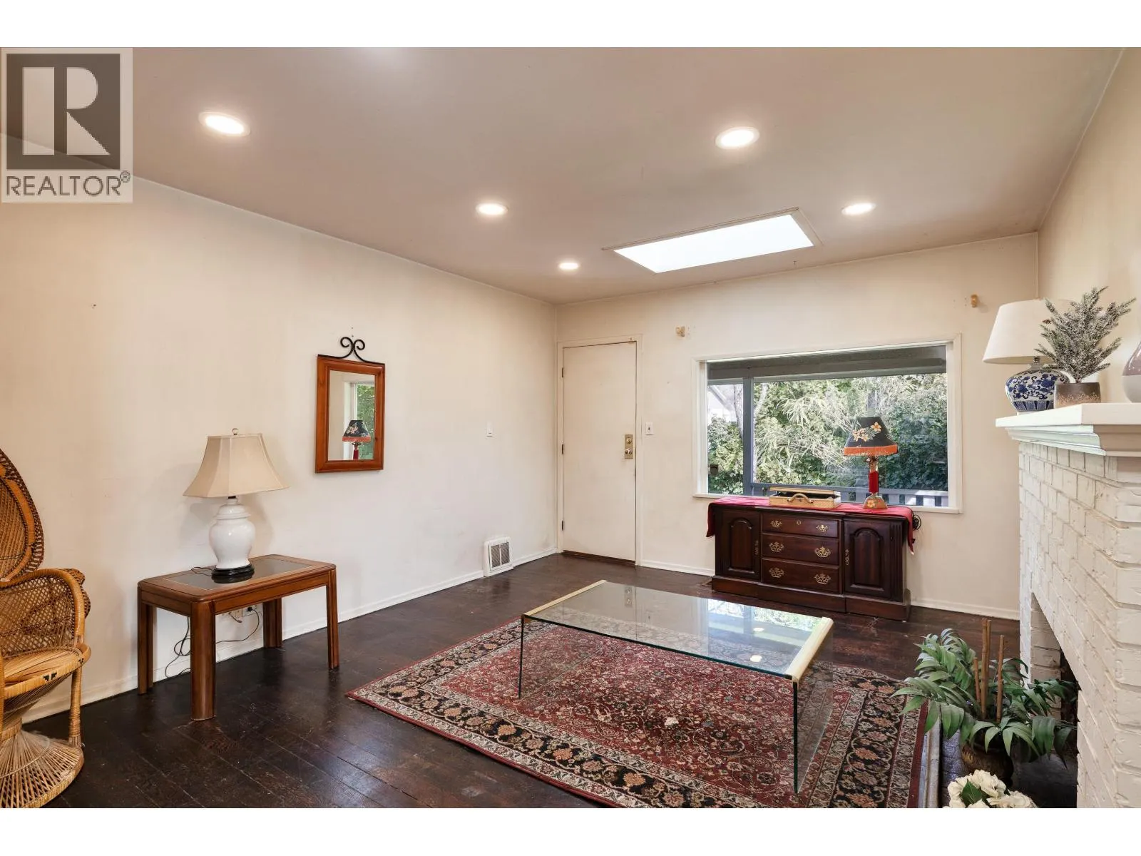 445 W QUEENS ROAD