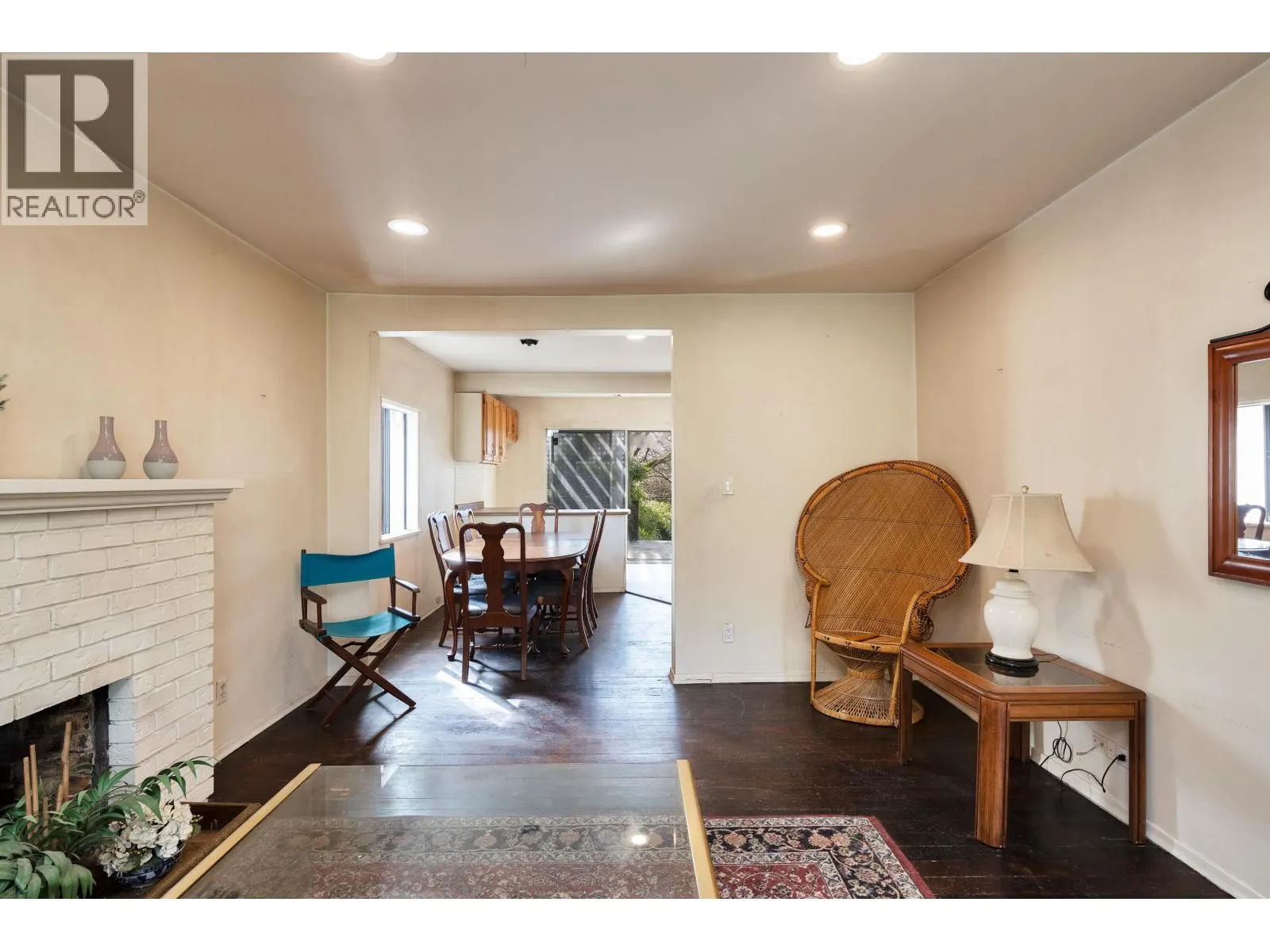445 W QUEENS ROAD