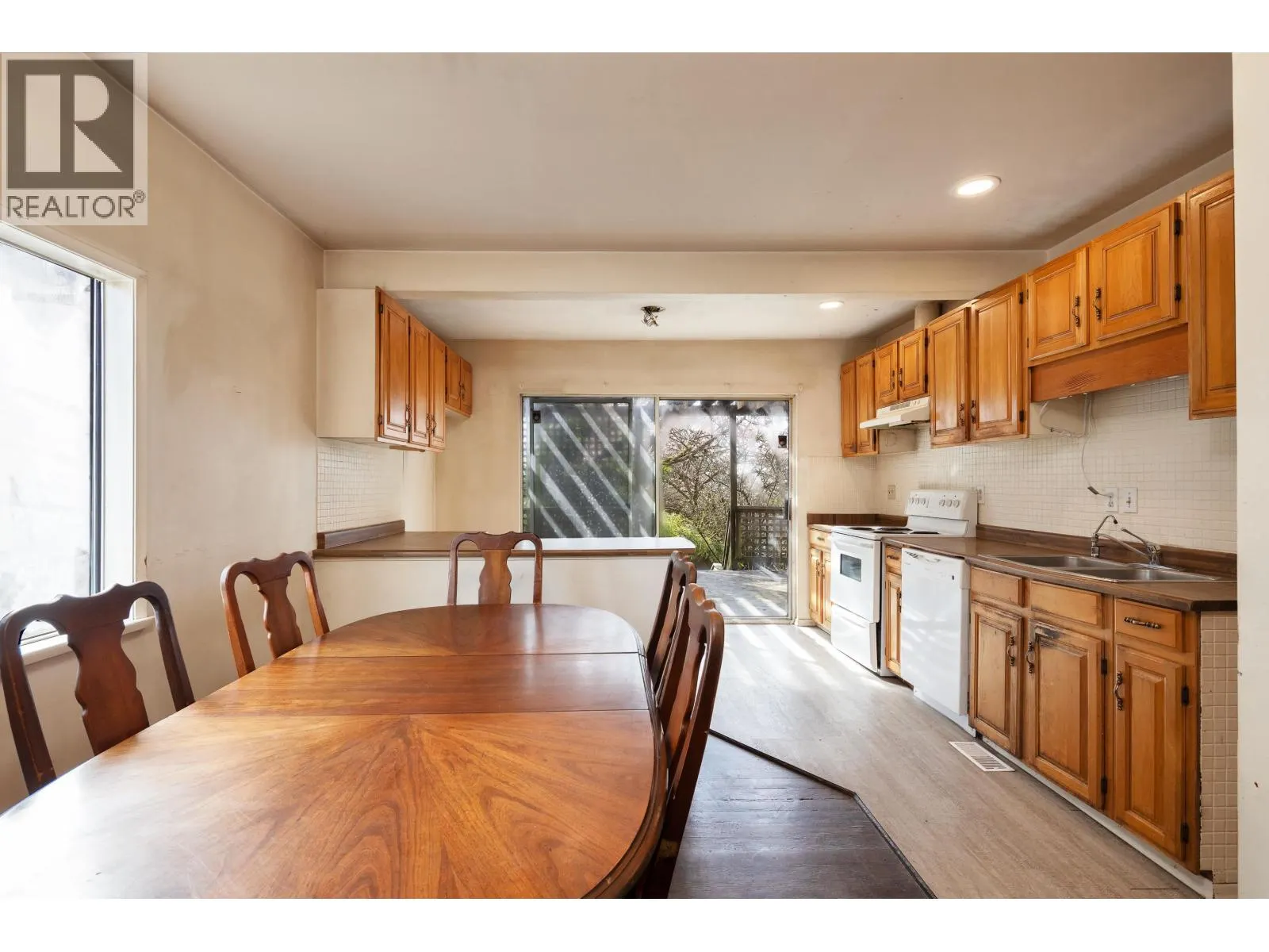 445 W QUEENS ROAD