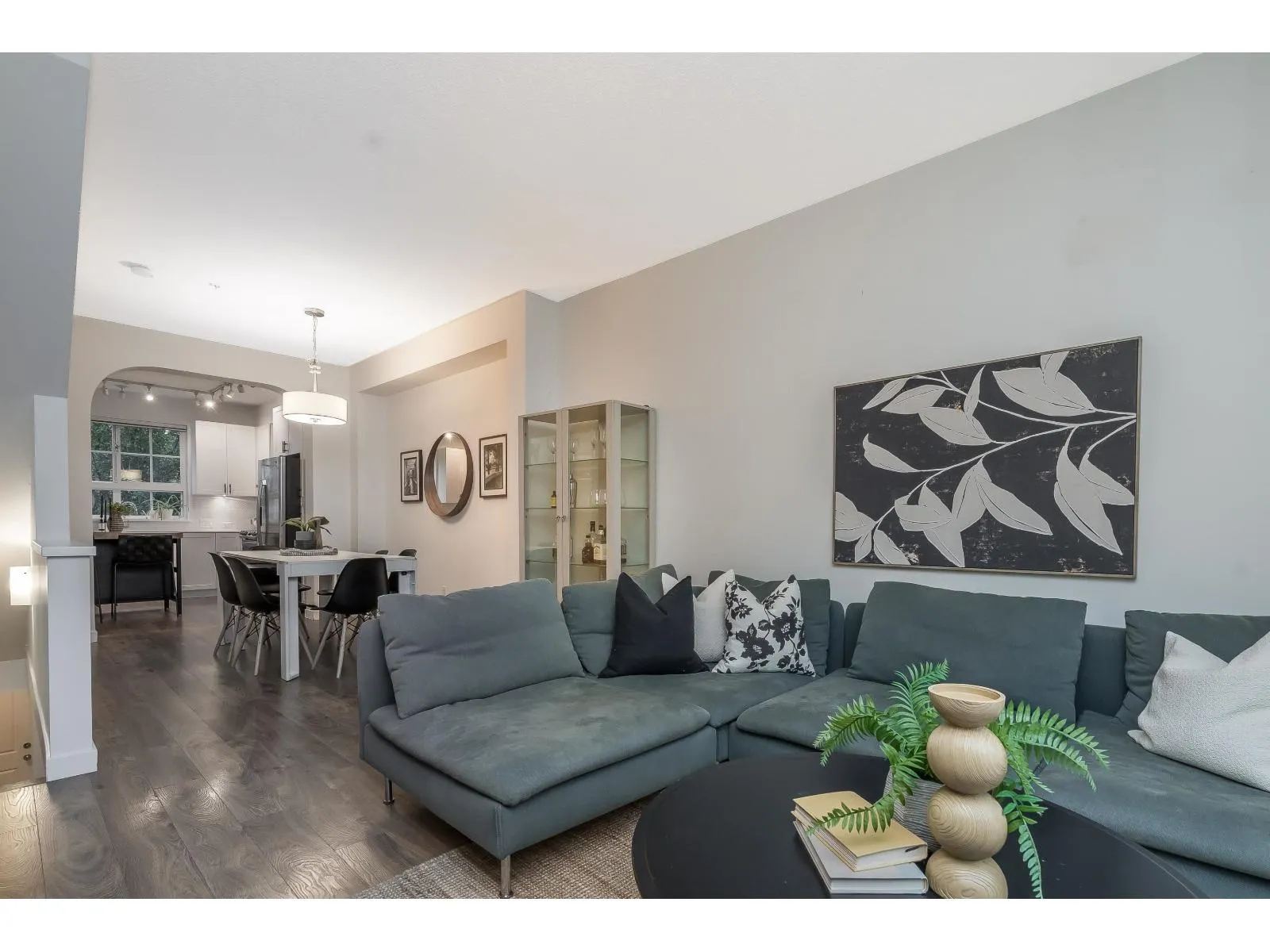 60 8476 207A STREET