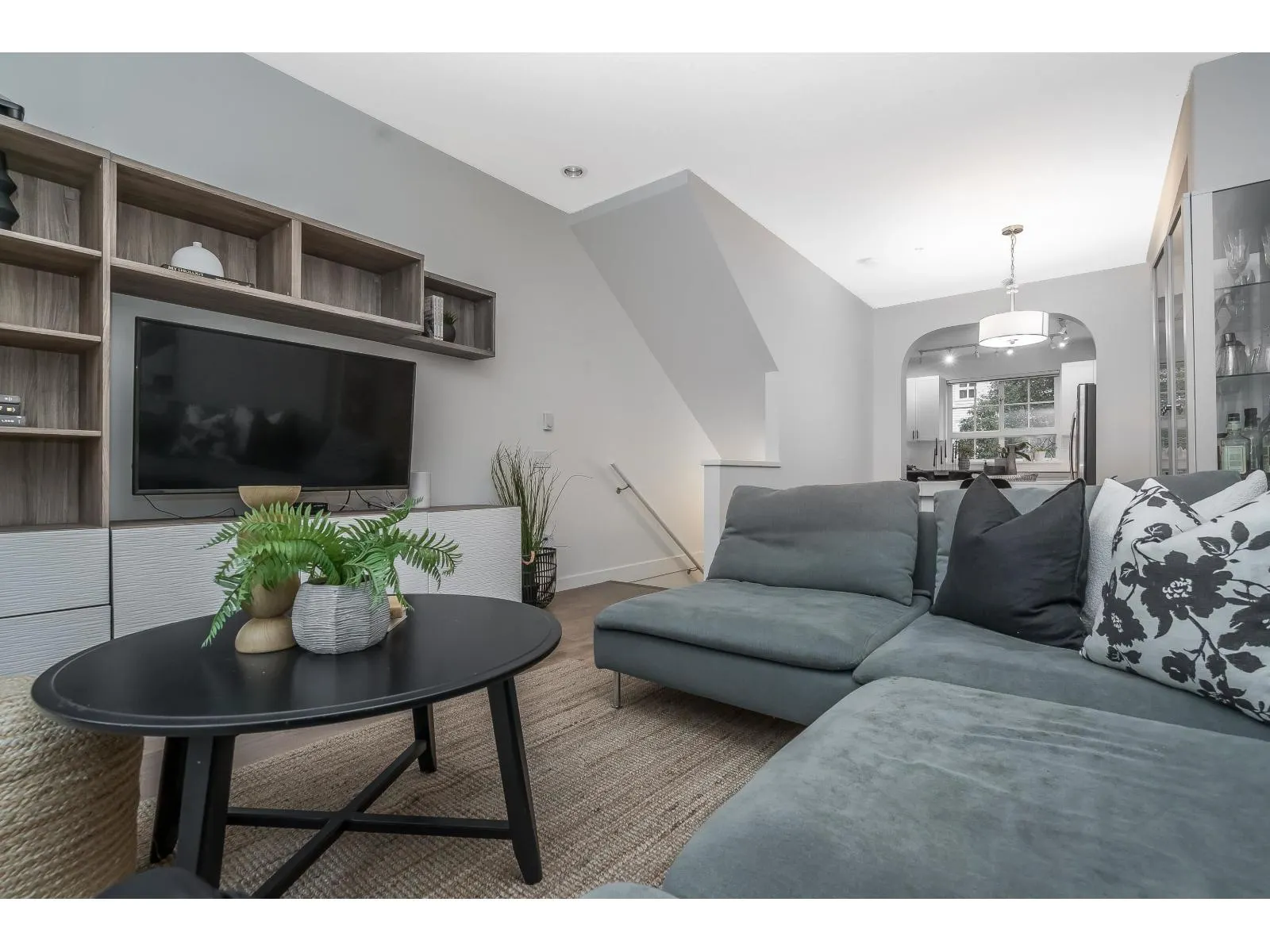 60 8476 207A STREET