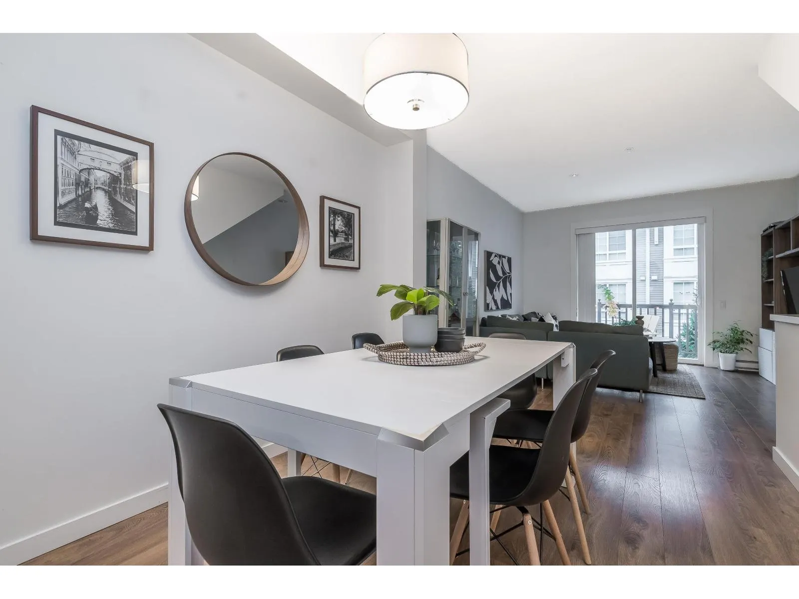 60 8476 207A STREET
