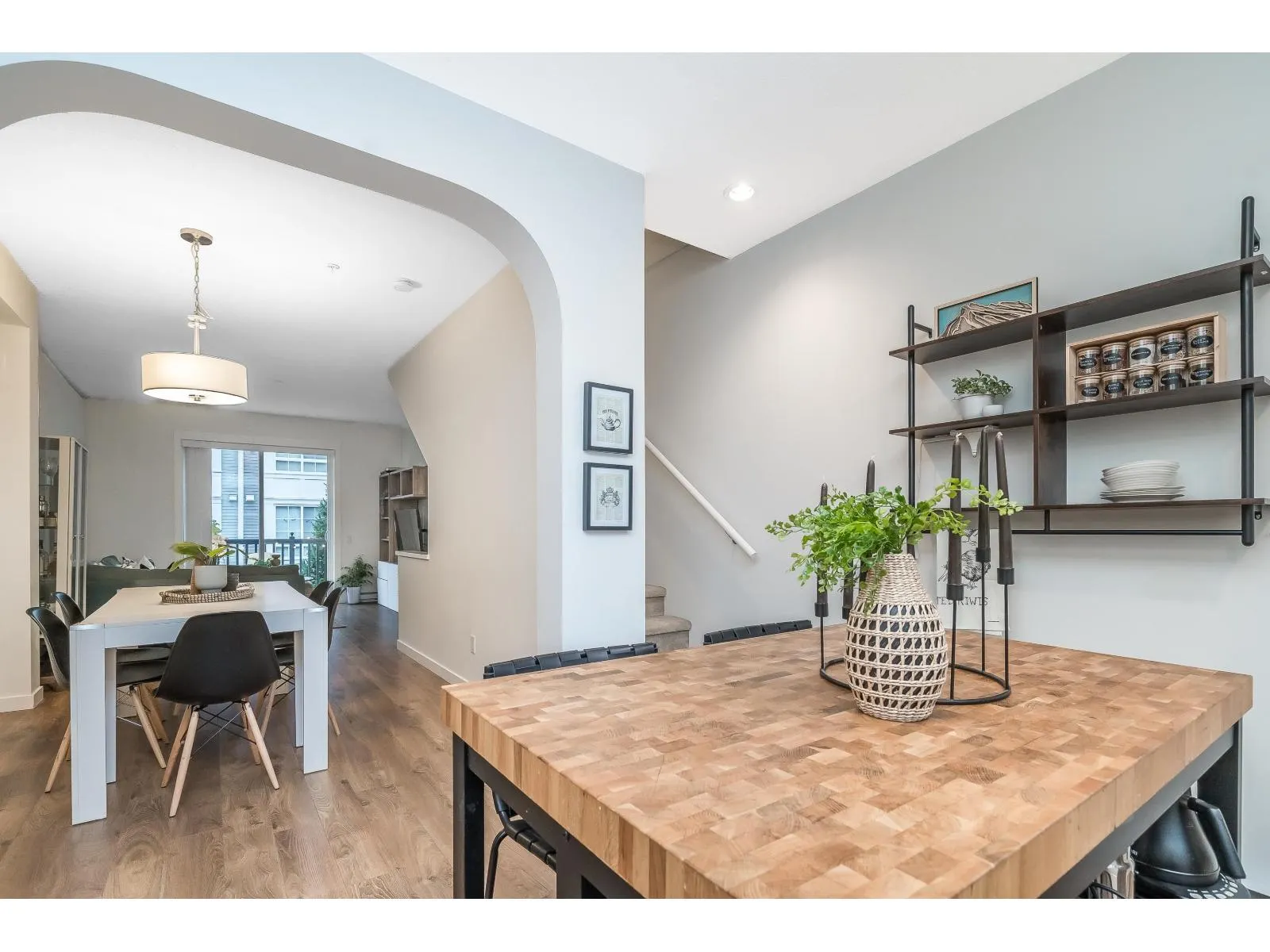 60 8476 207A STREET
