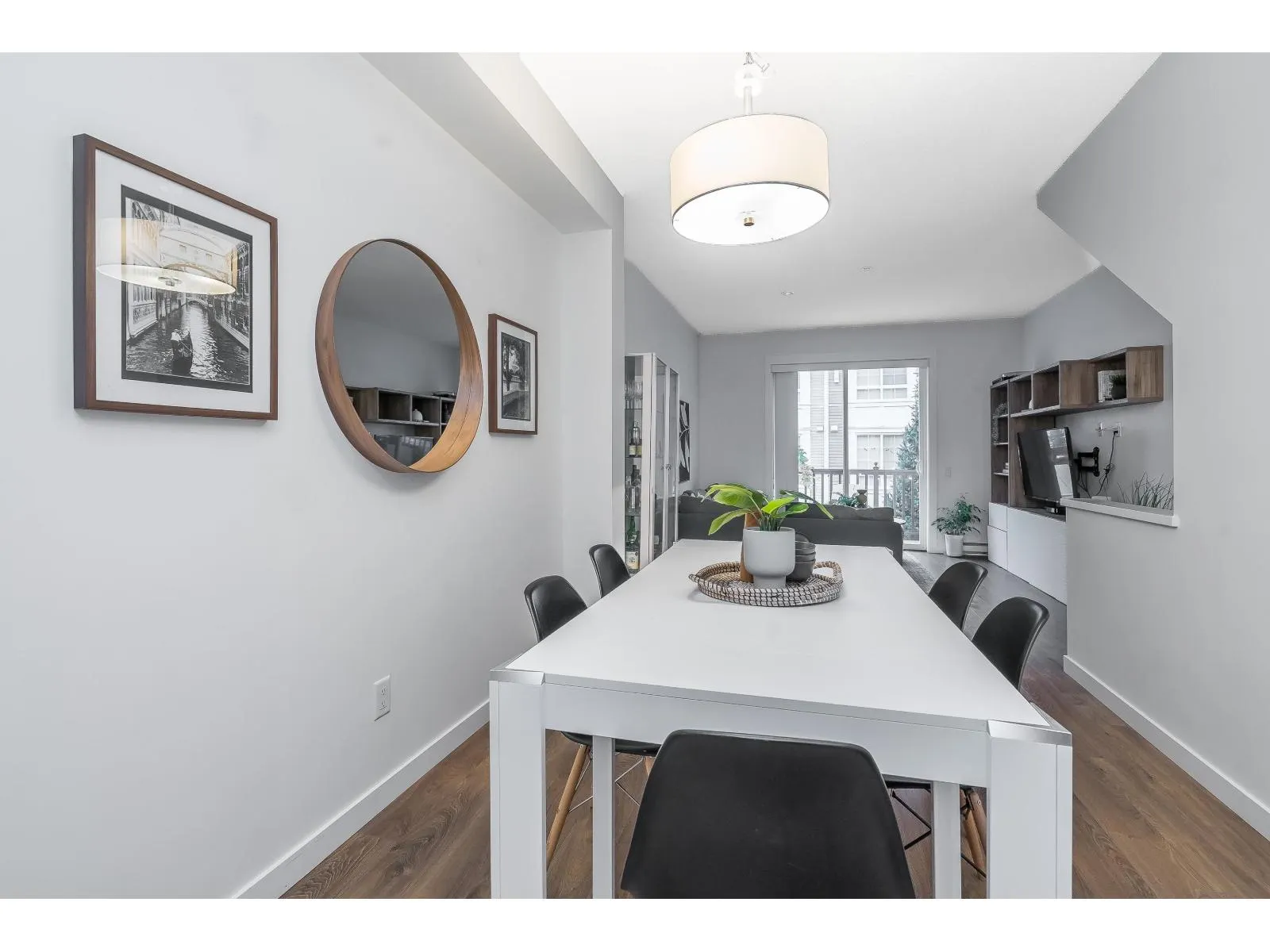 60 8476 207A STREET