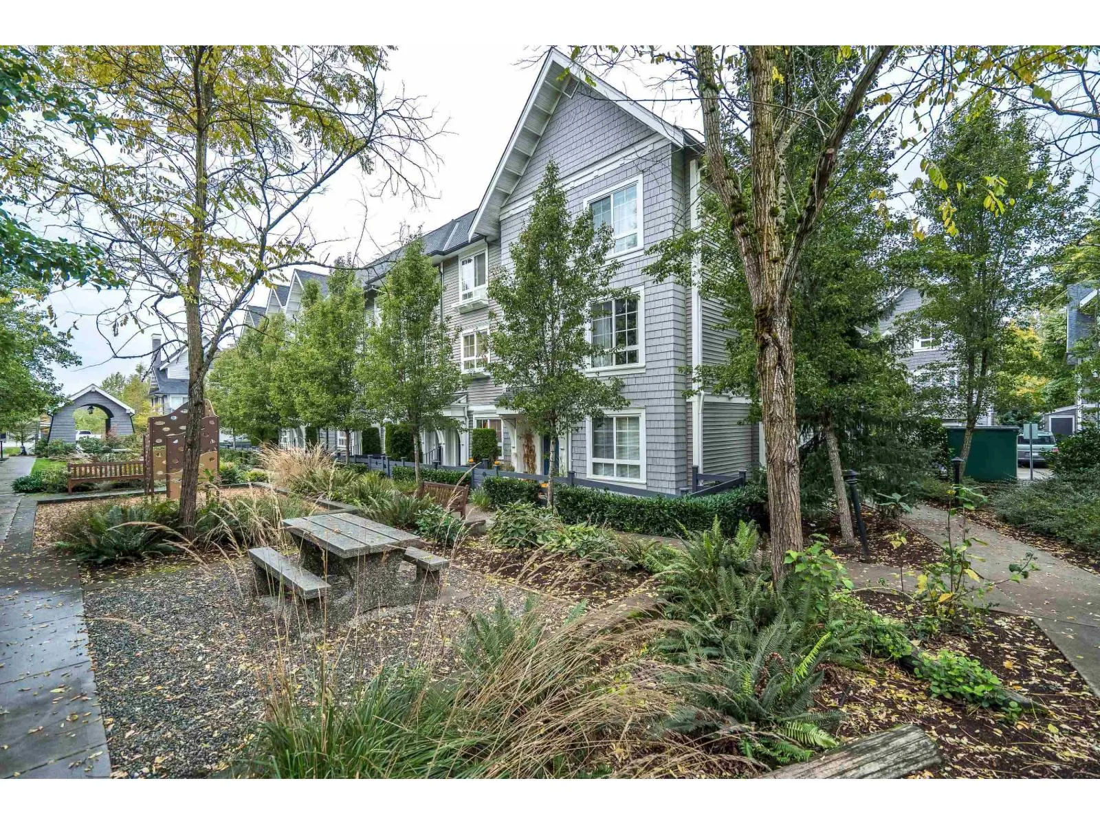 60 8476 207A STREET