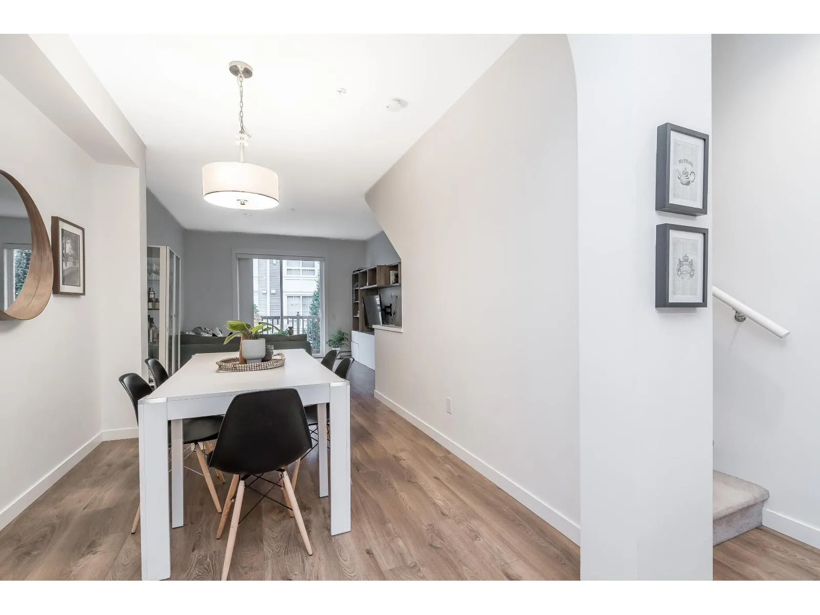 60 8476 207A STREET