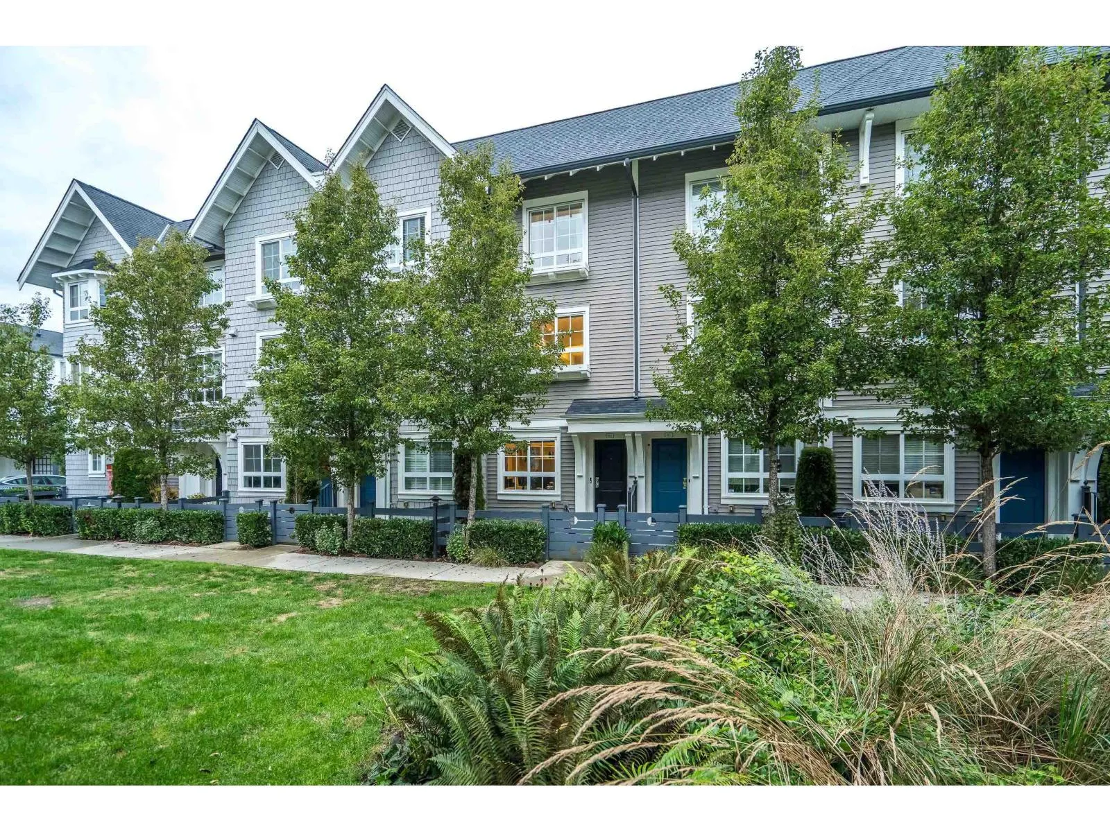 60 8476 207A STREET