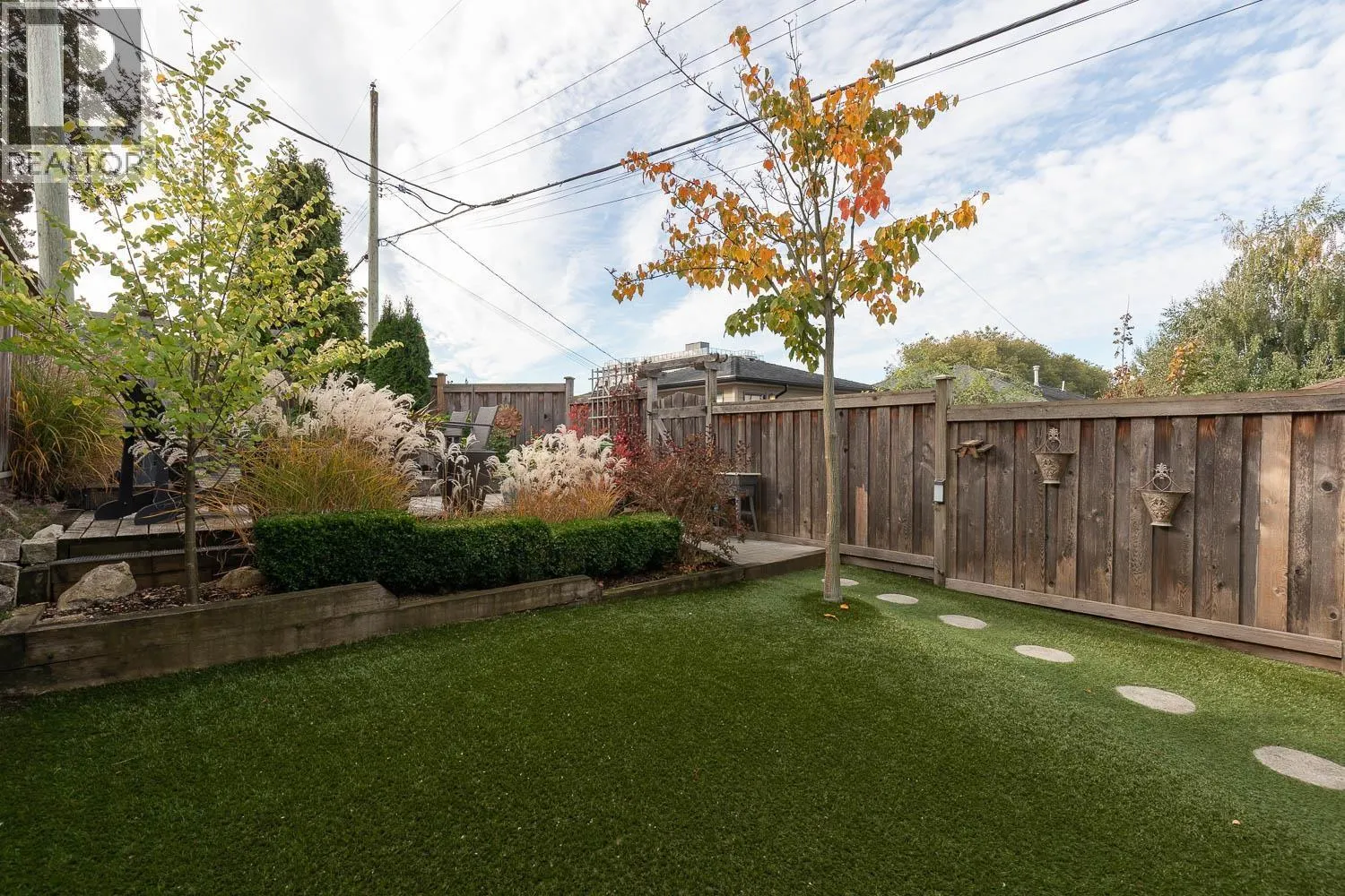 220 E 40TH AVENUE