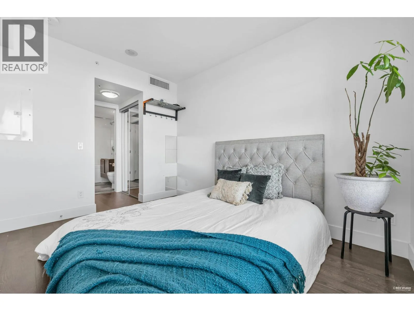 1007 5233 GILBERT ROAD