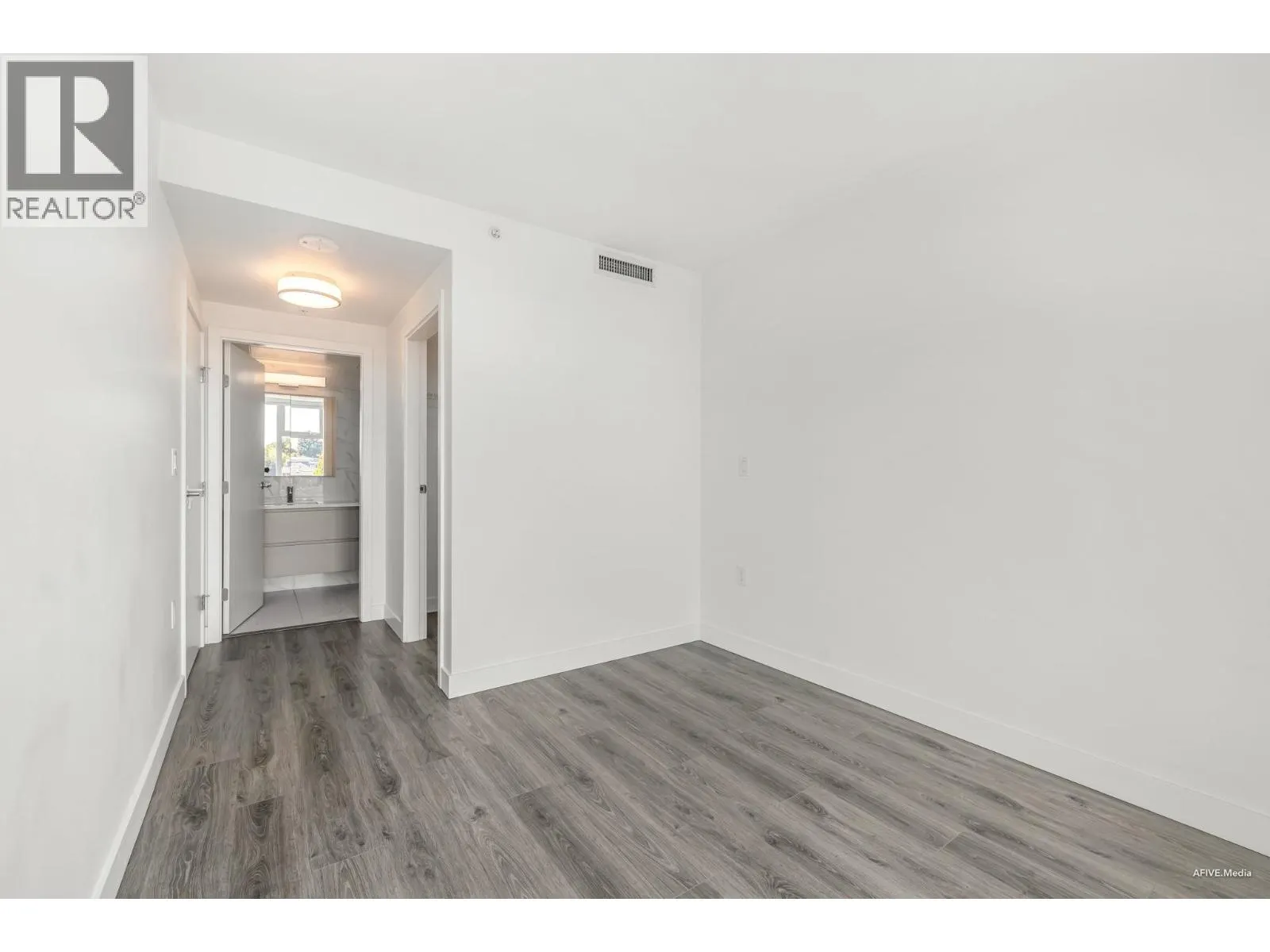 406 8181 CHESTER STREET