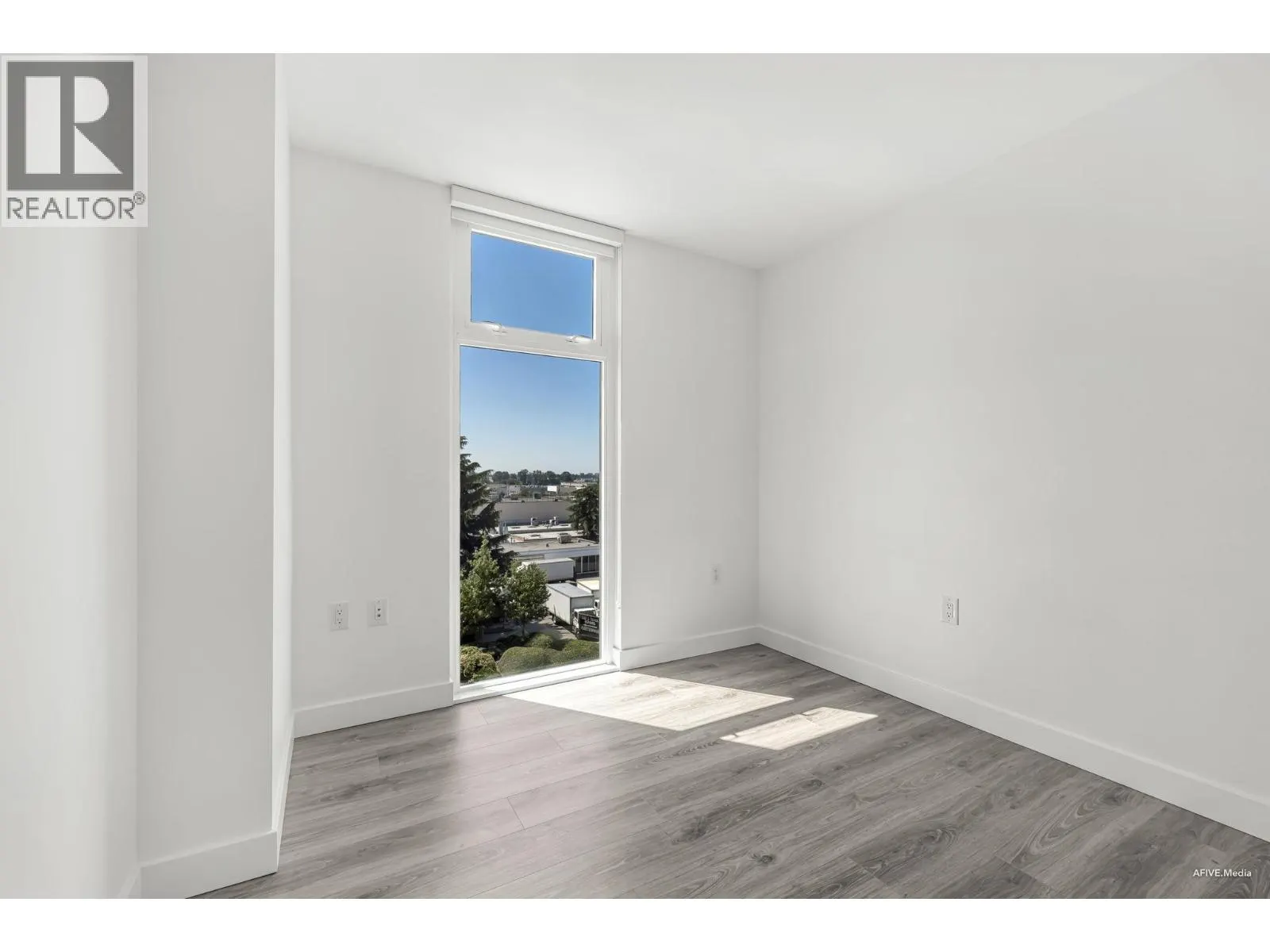 406 8181 CHESTER STREET