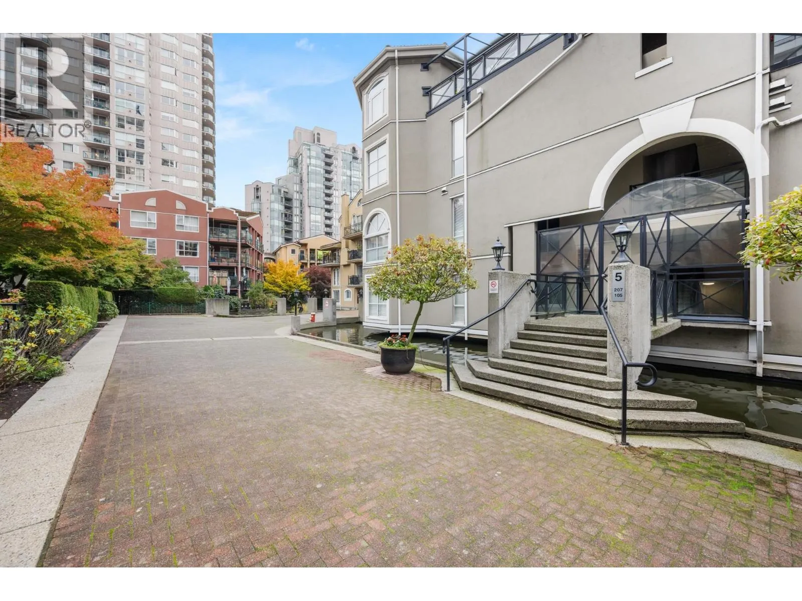 105 5 RENAISSANCE SQUARE
