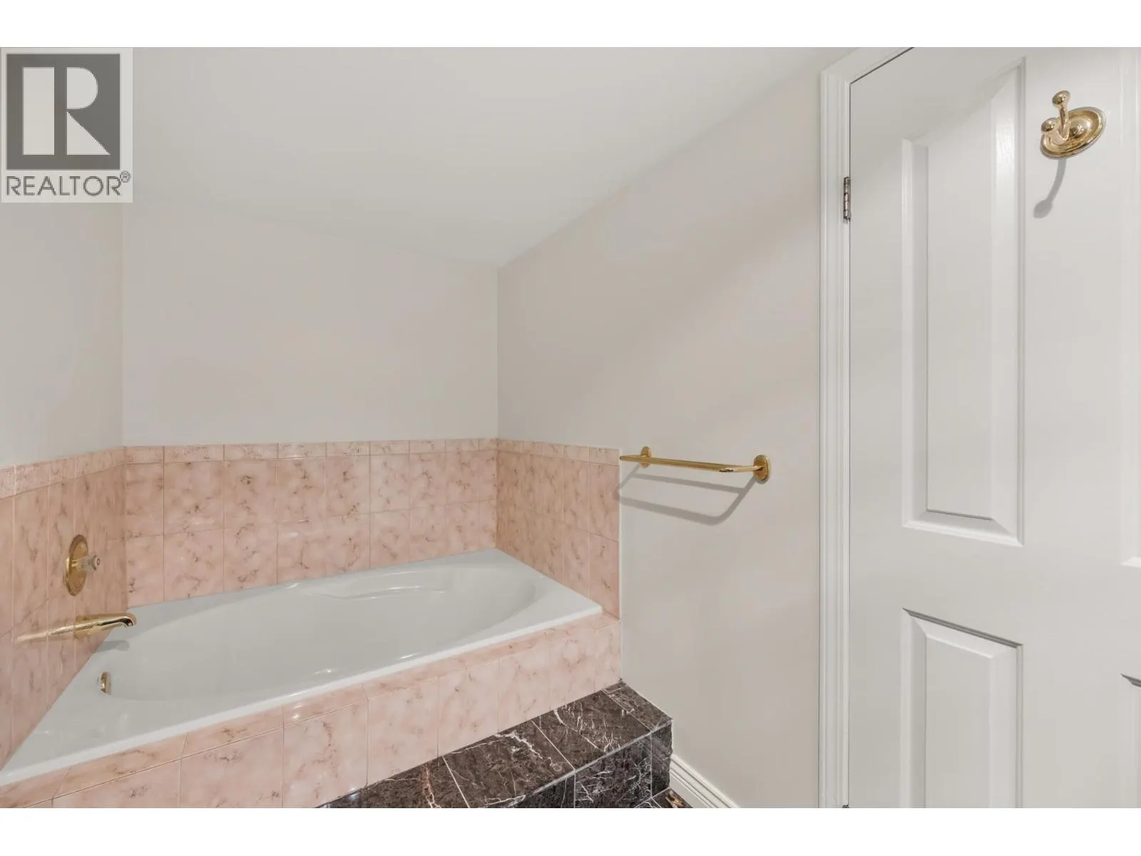 105 5 RENAISSANCE SQUARE