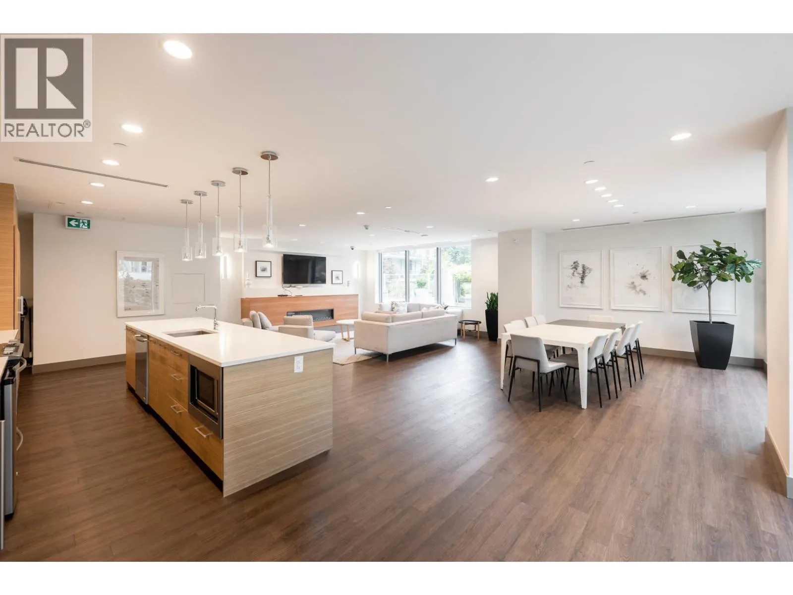 906 3557 SAWMILL CRESCENT
