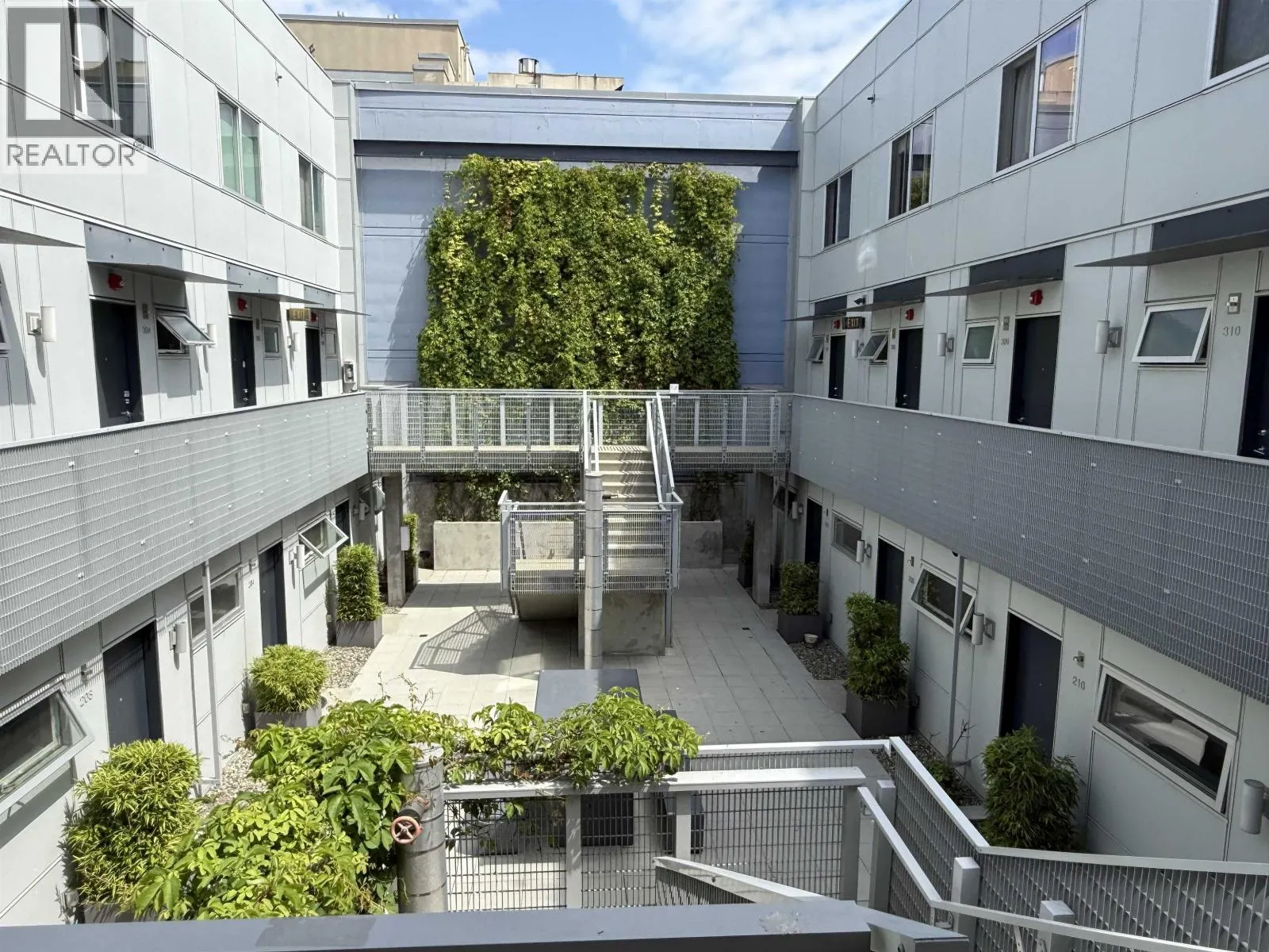 208 626 ALEXANDER STREET