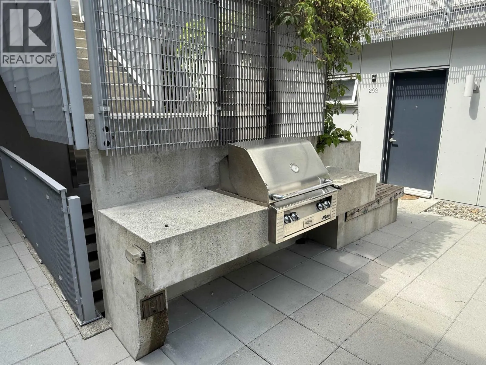 208 626 ALEXANDER STREET