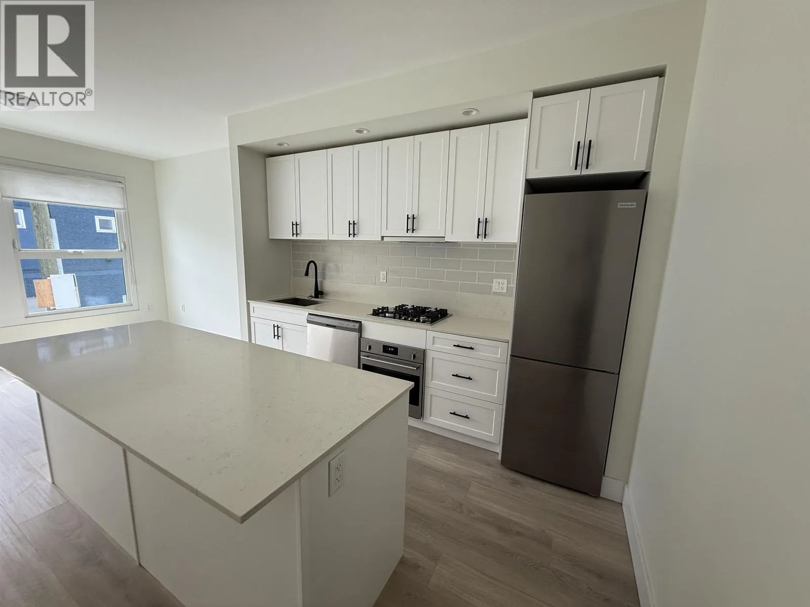 208 626 ALEXANDER STREET