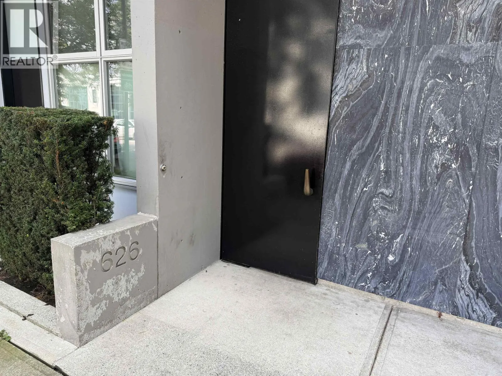 208 626 ALEXANDER STREET