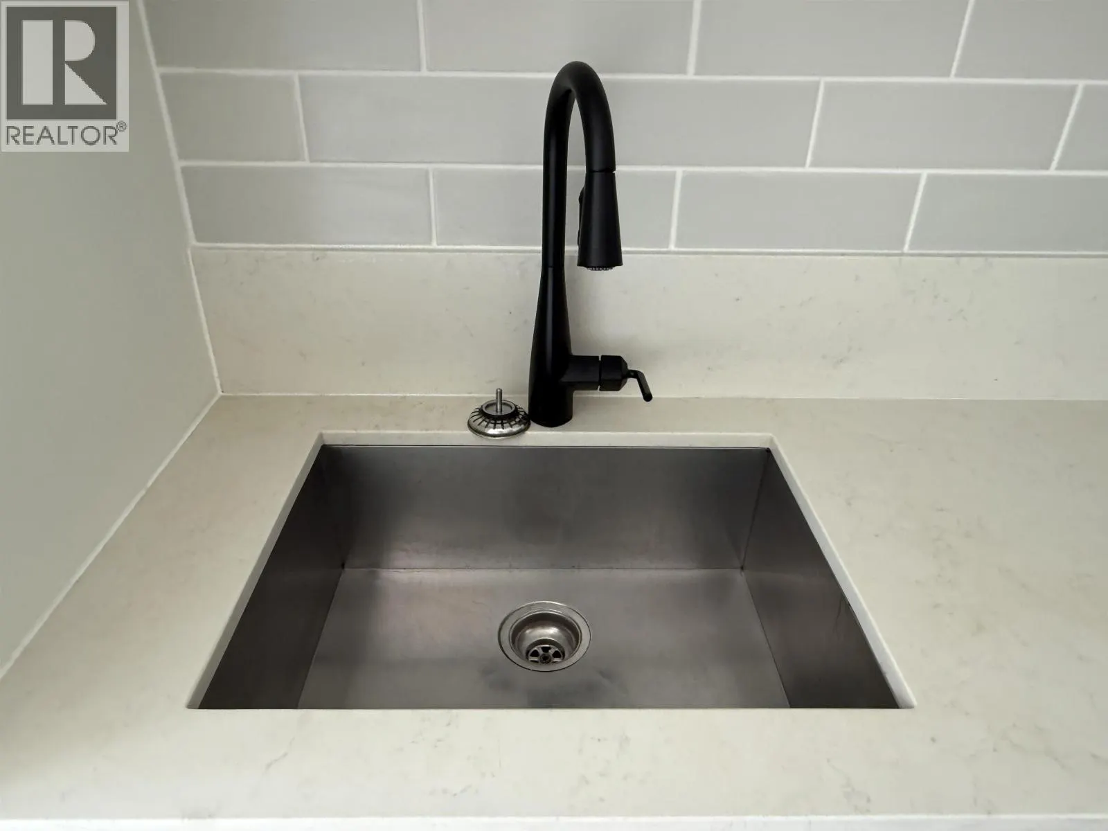 208 626 ALEXANDER STREET