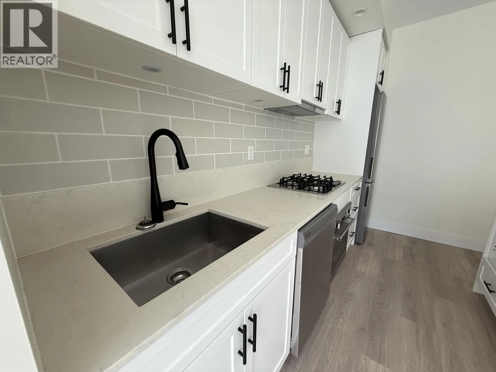 208 626 ALEXANDER STREET