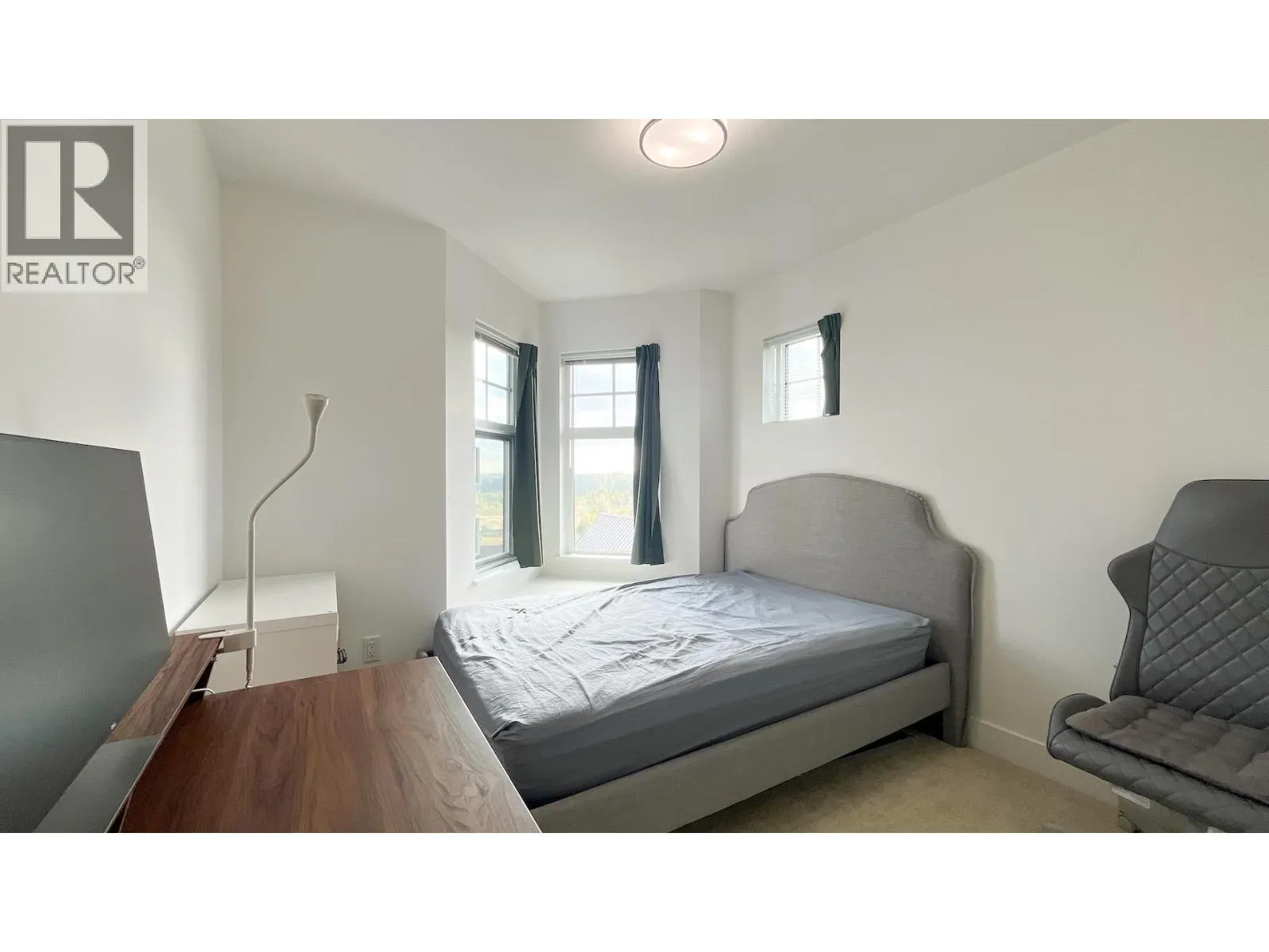 33 3552 VICTORIA DRIVE