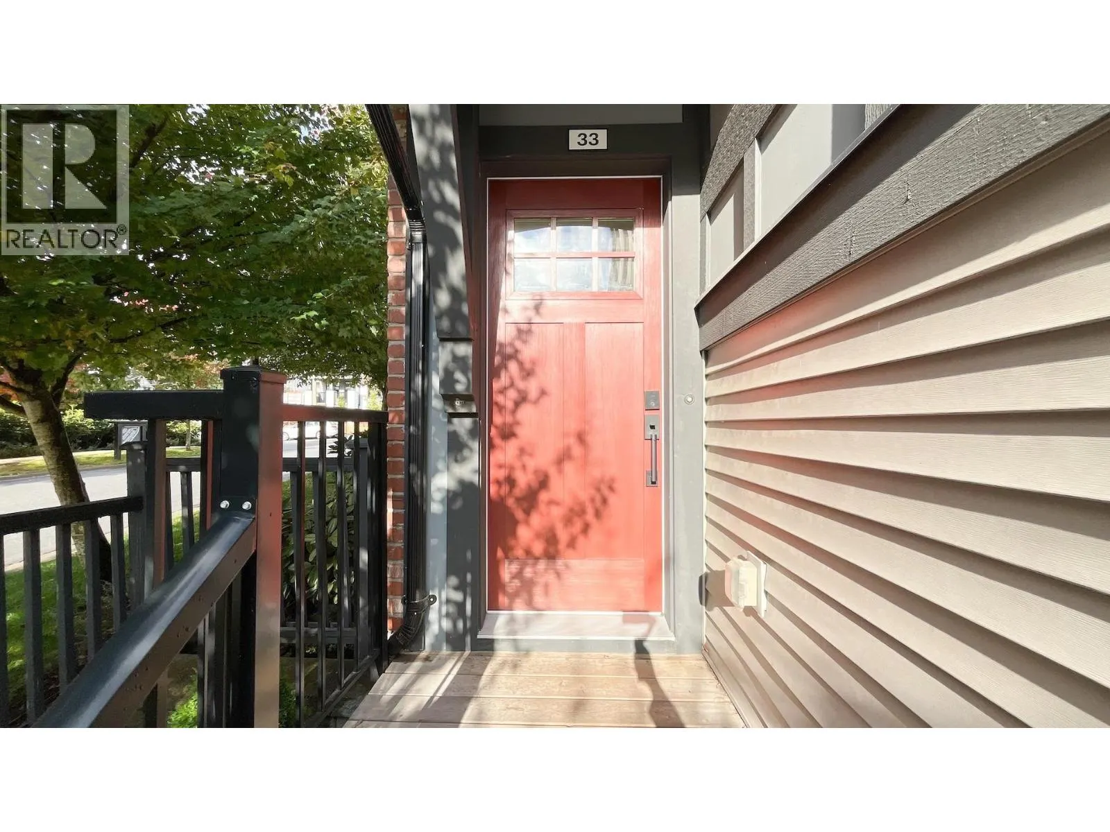 33 3552 VICTORIA DRIVE