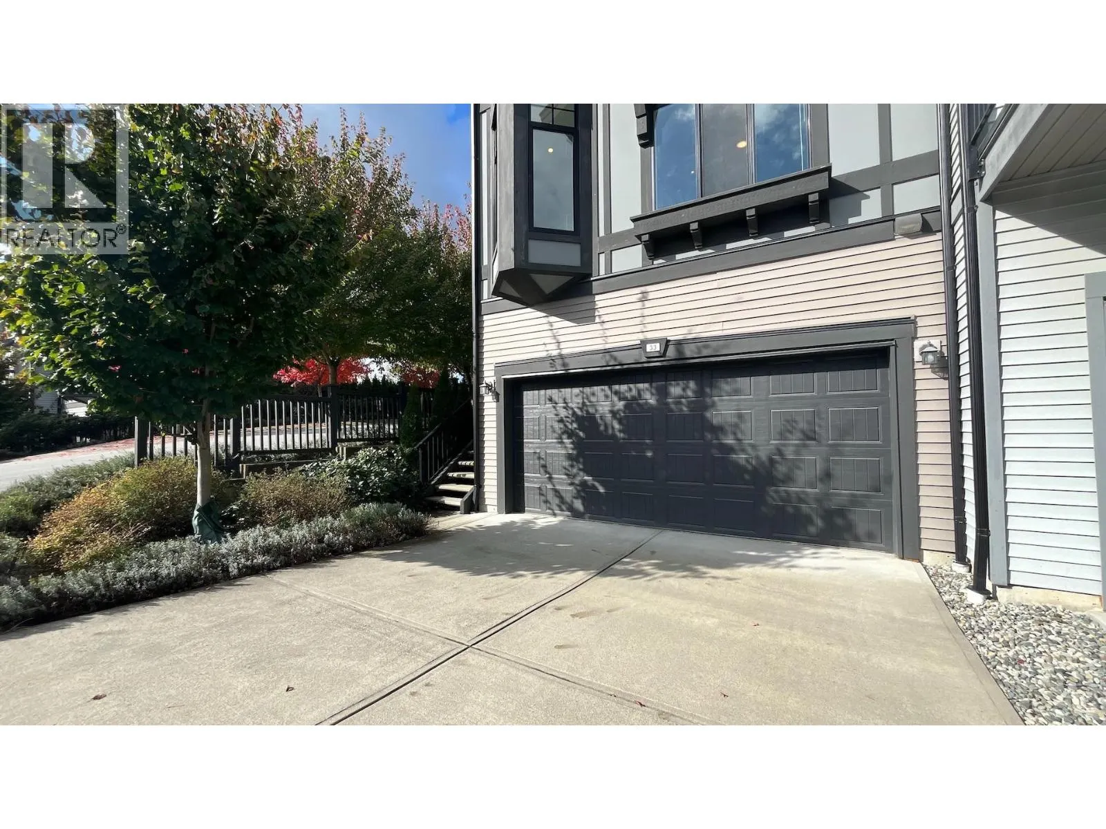 33 3552 VICTORIA DRIVE