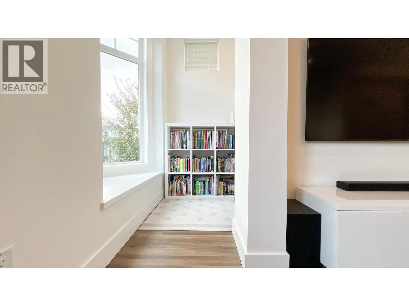 33 3552 VICTORIA DRIVE