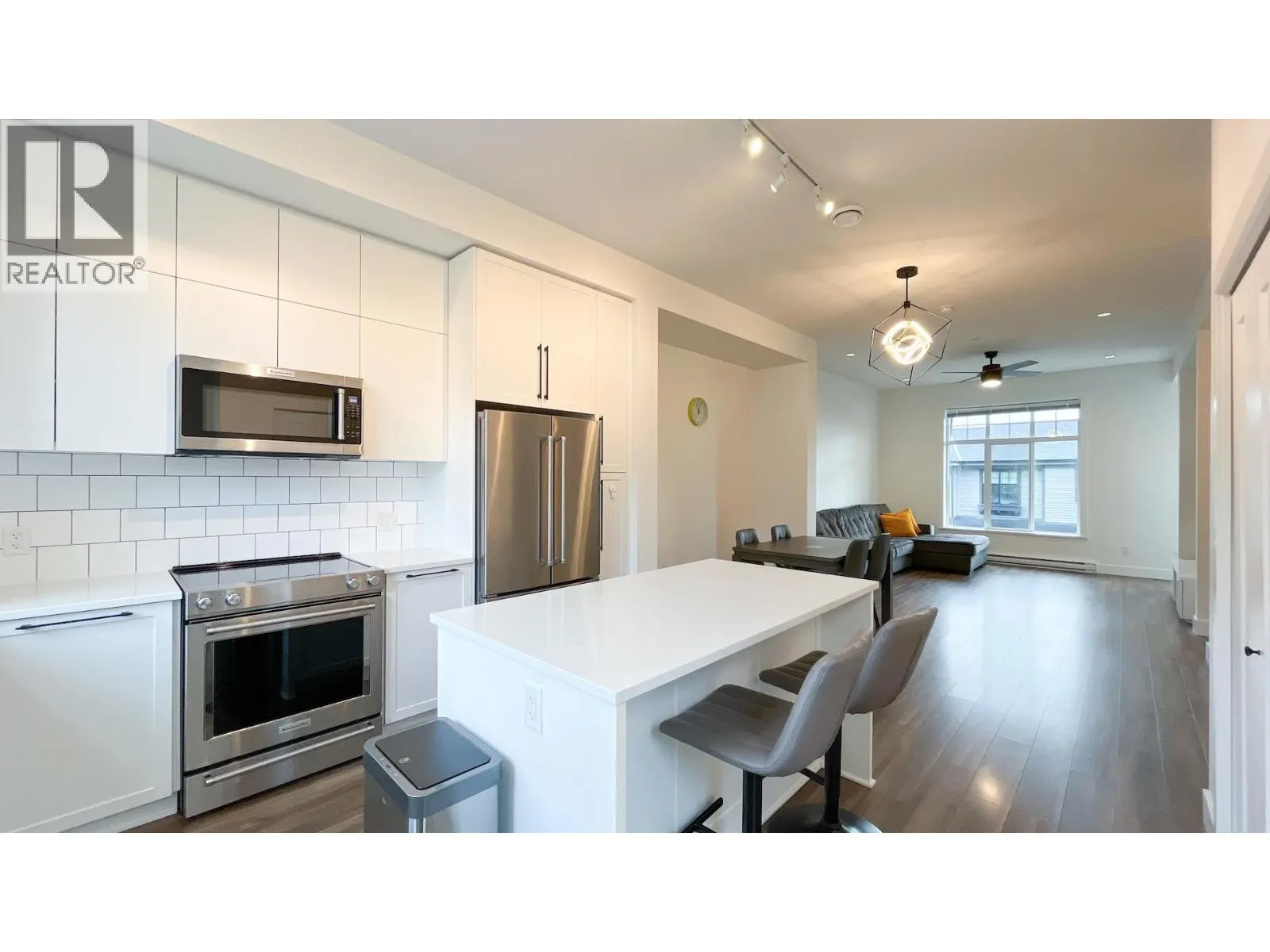 33 3552 VICTORIA DRIVE