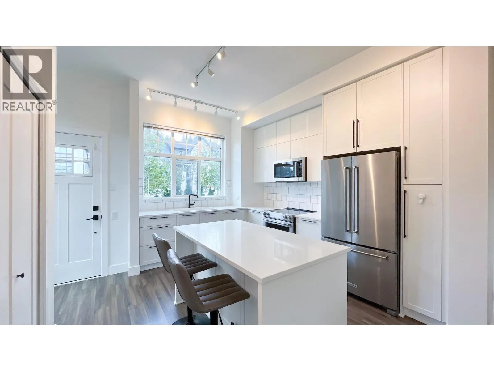 33 3552 VICTORIA DRIVE