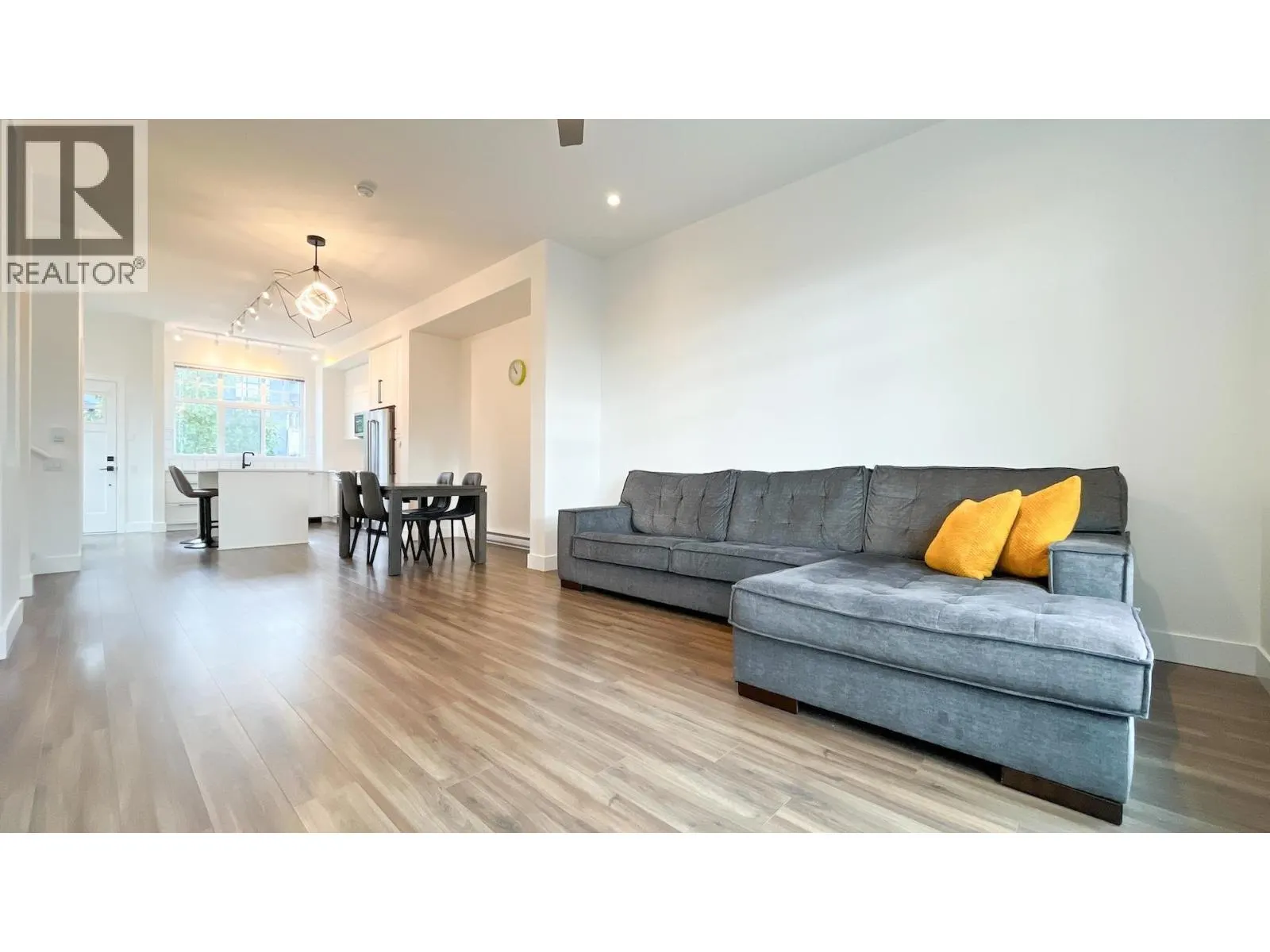 33 3552 VICTORIA DRIVE