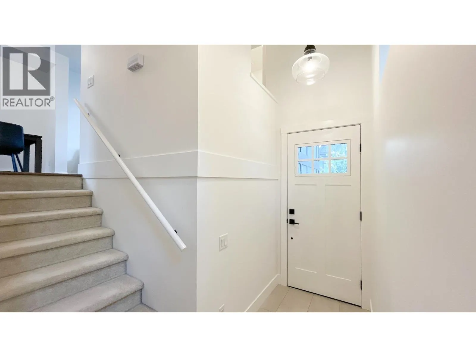 33 3552 VICTORIA DRIVE