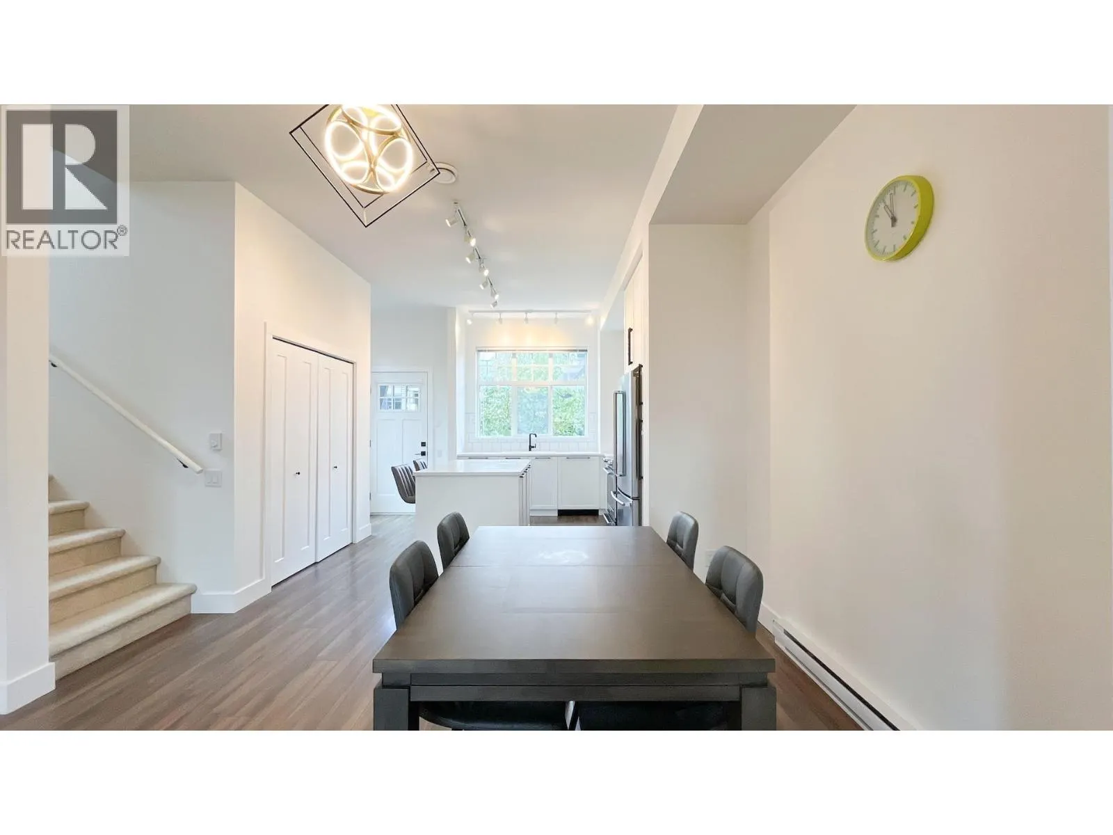 33 3552 VICTORIA DRIVE