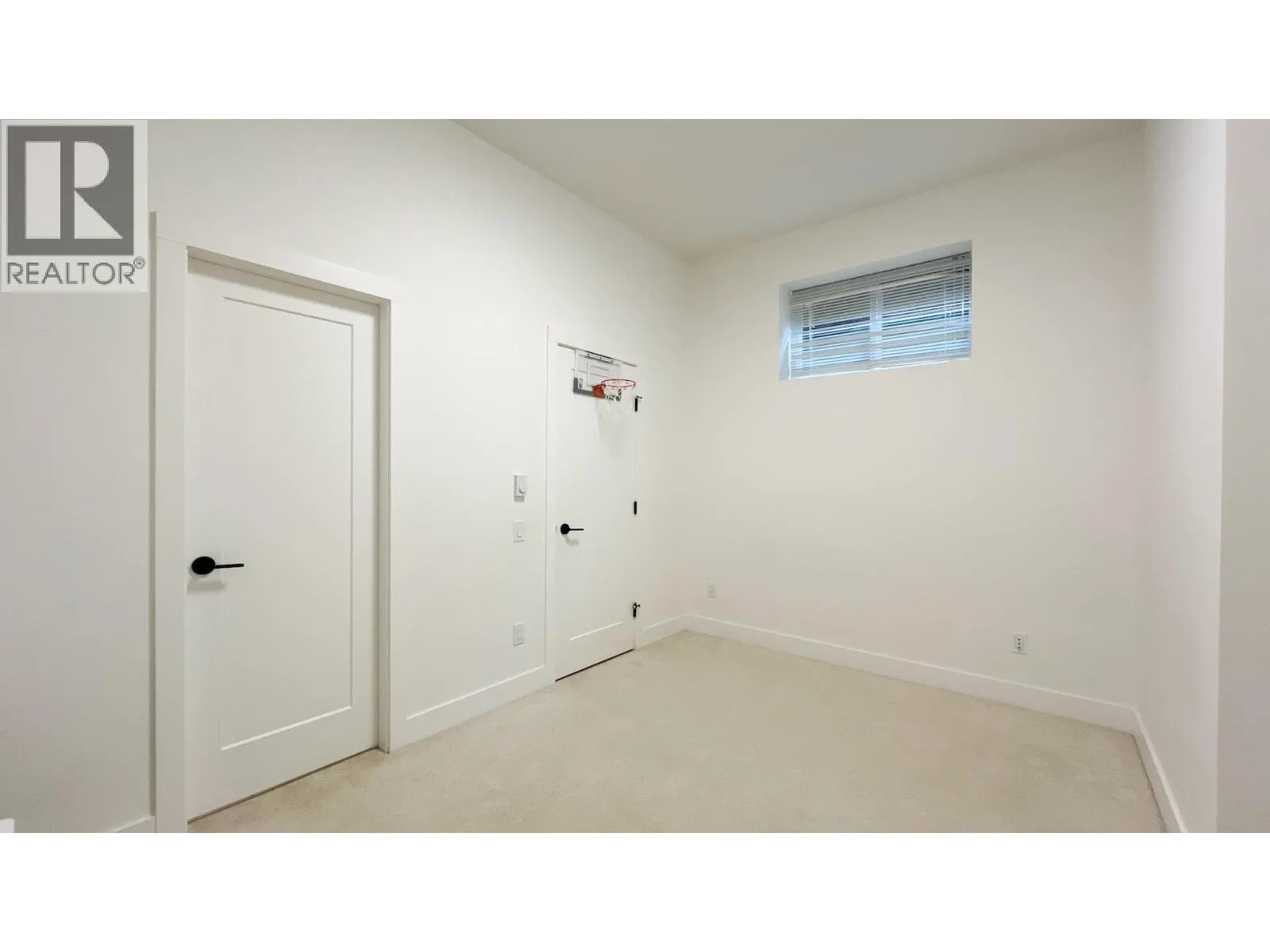 33 3552 VICTORIA DRIVE