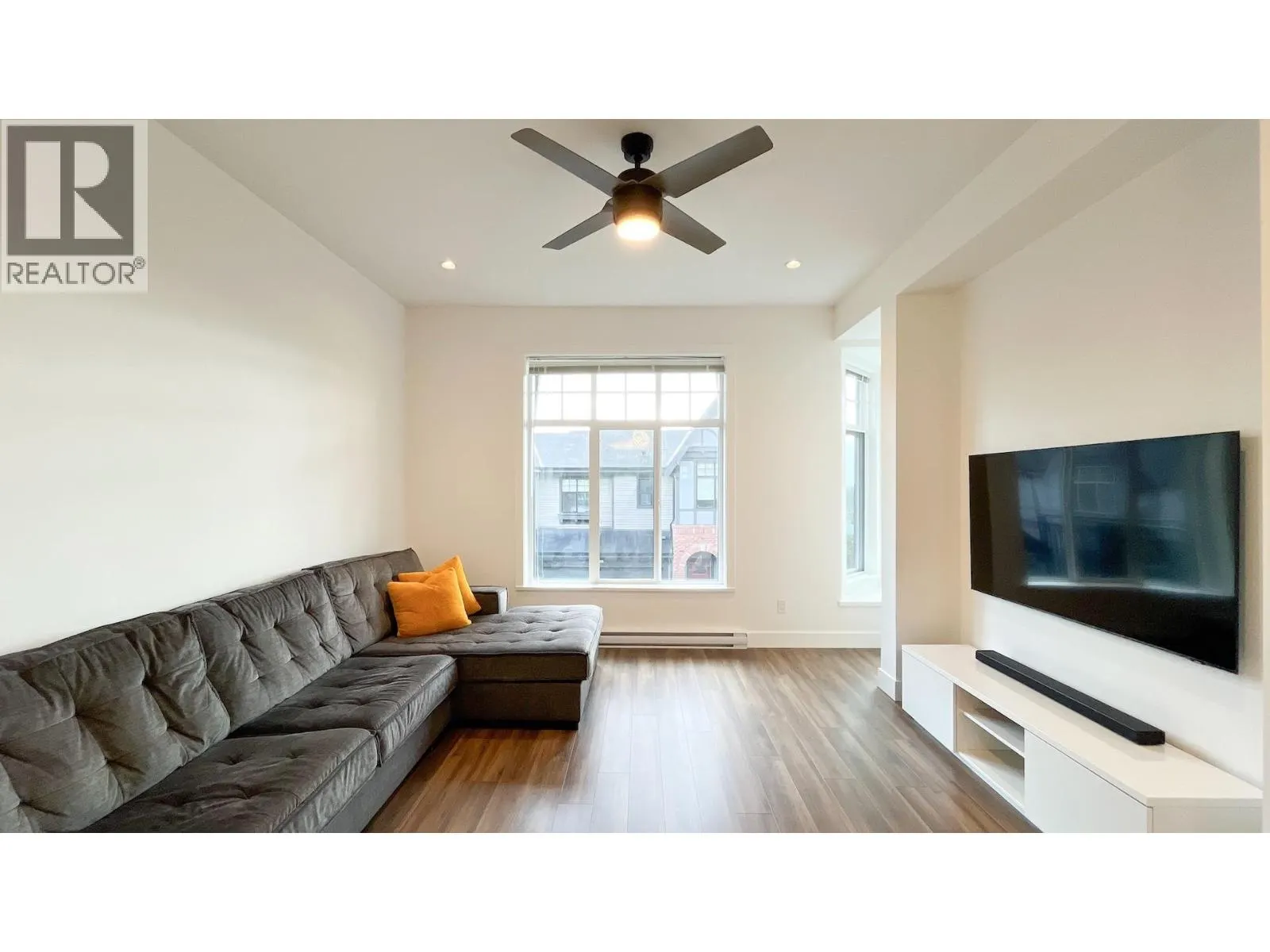 33 3552 VICTORIA DRIVE