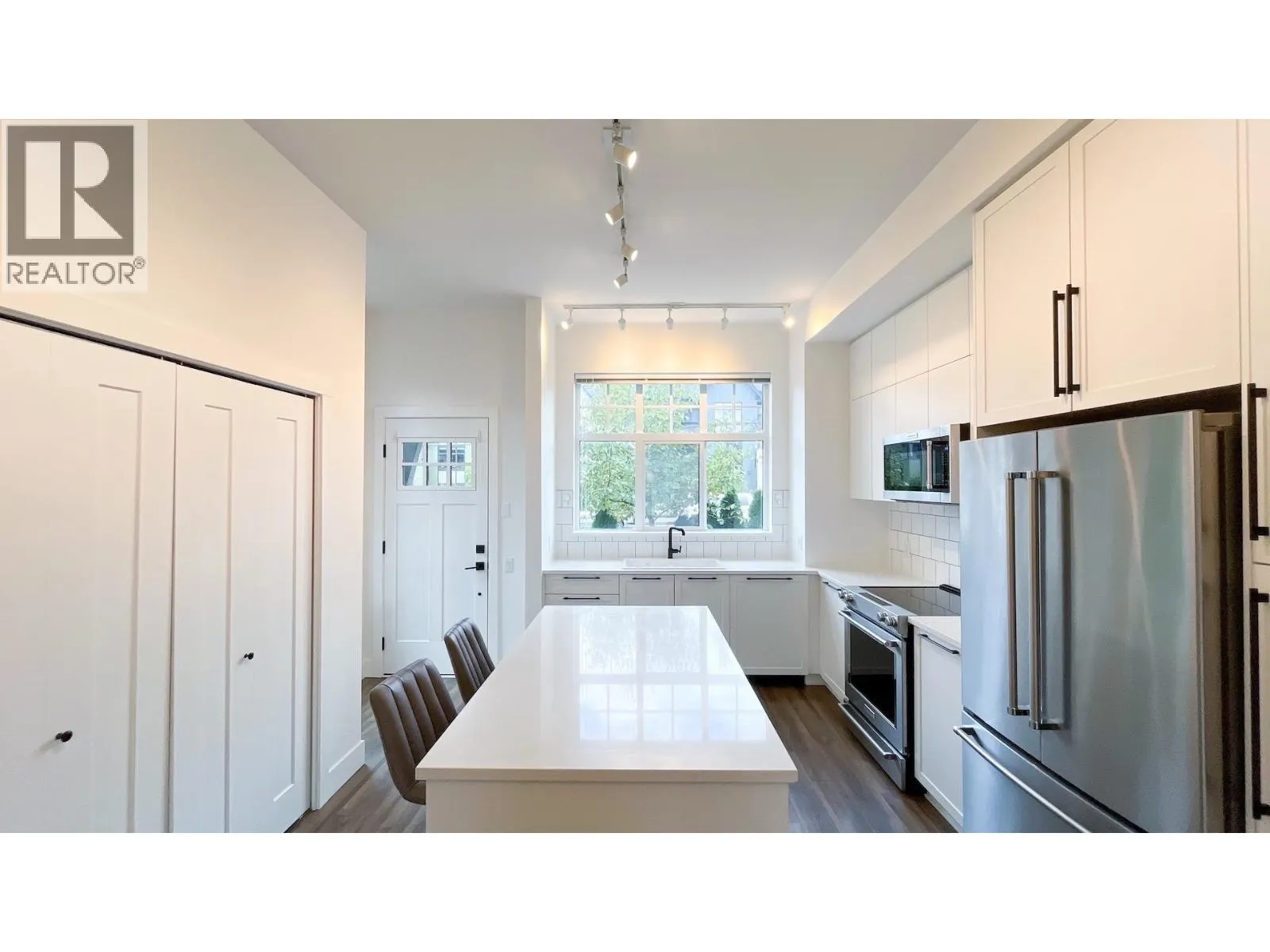 33 3552 VICTORIA DRIVE