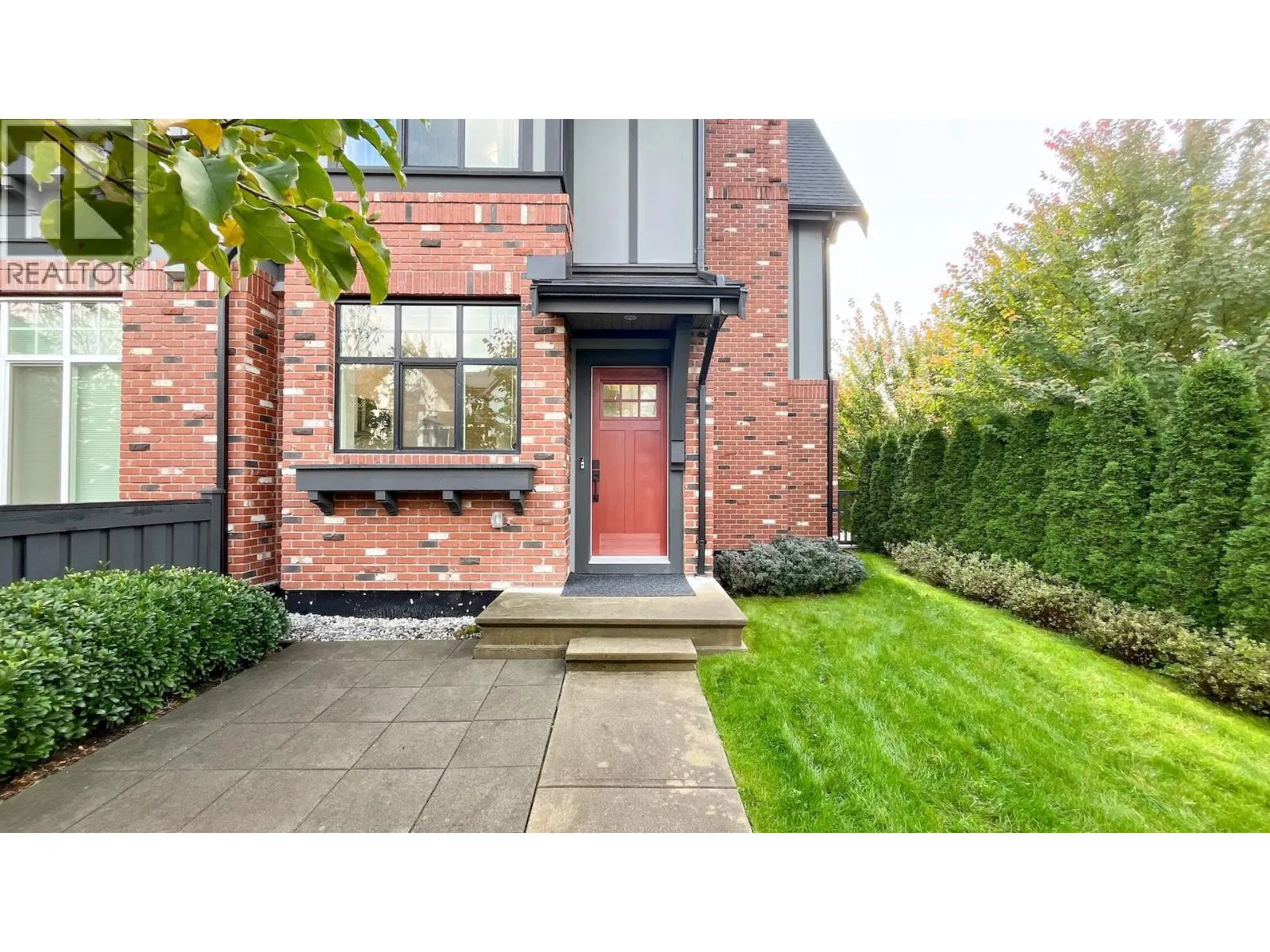 33 3552 VICTORIA DRIVE