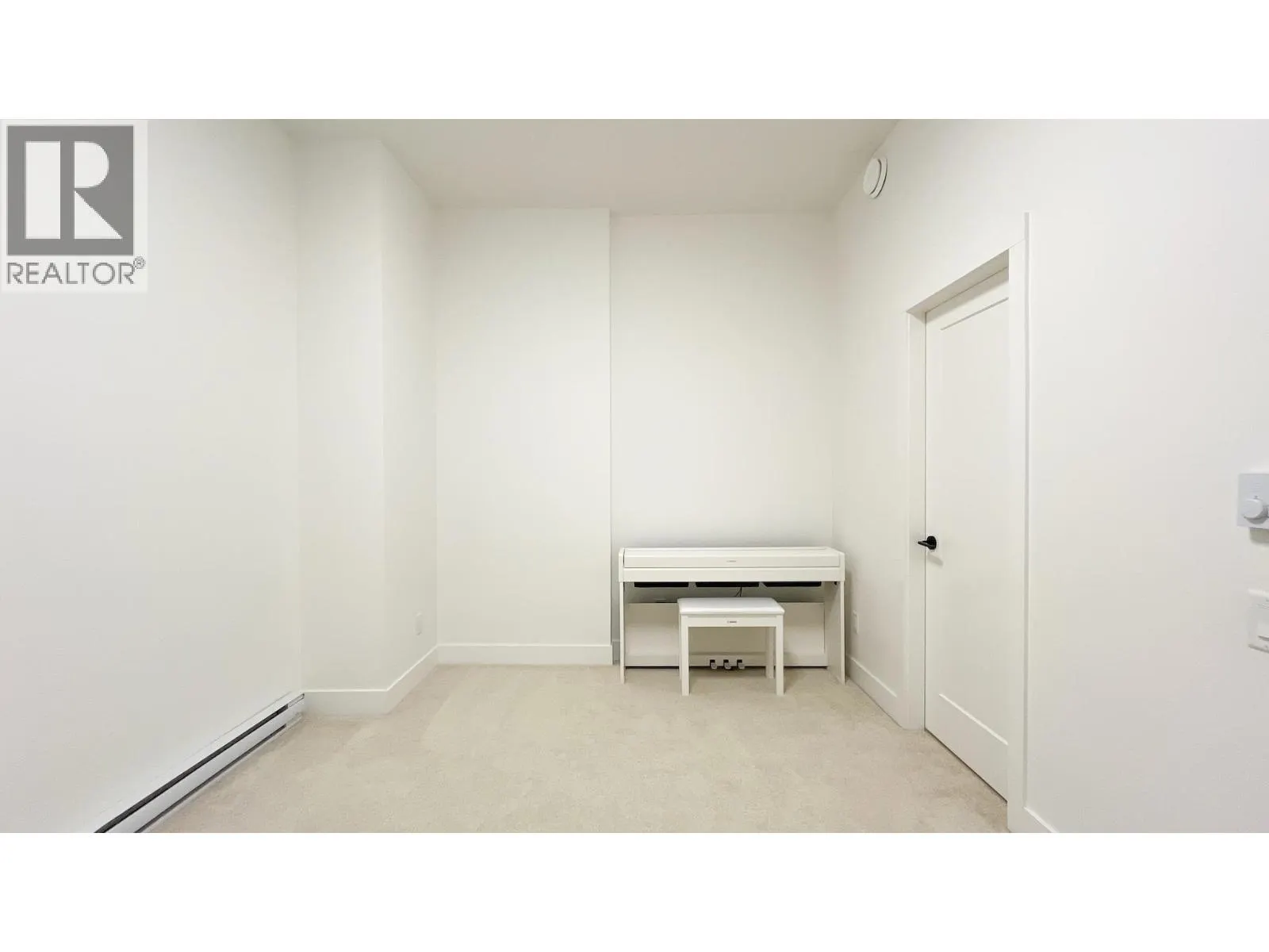 33 3552 VICTORIA DRIVE