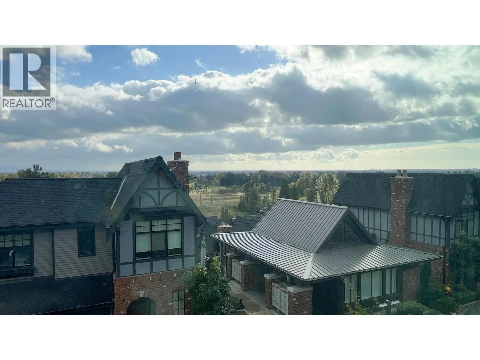 33 3552 VICTORIA DRIVE