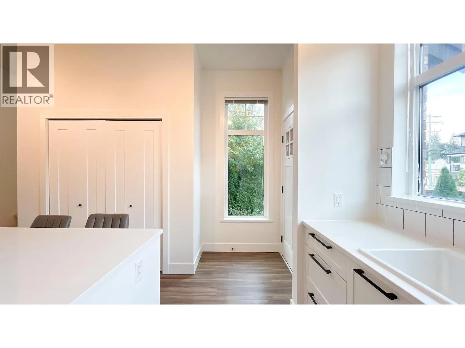 33 3552 VICTORIA DRIVE