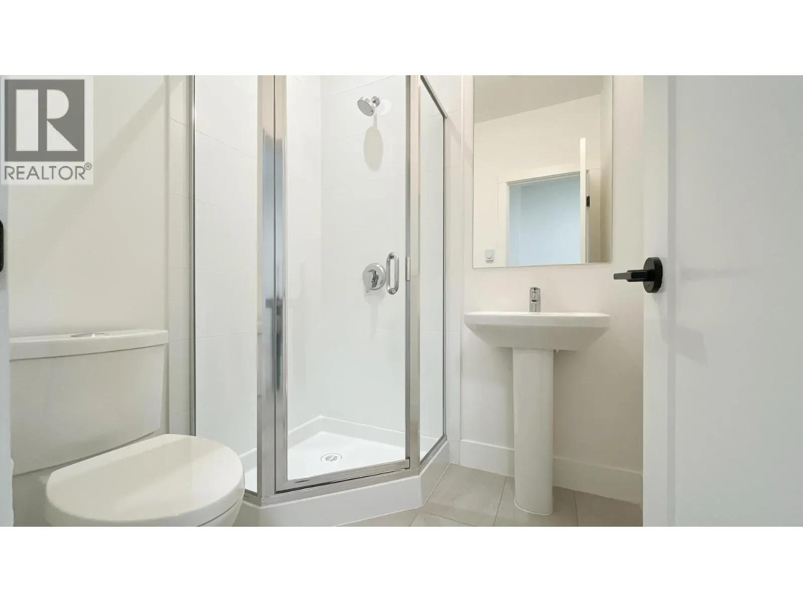 33 3552 VICTORIA DRIVE