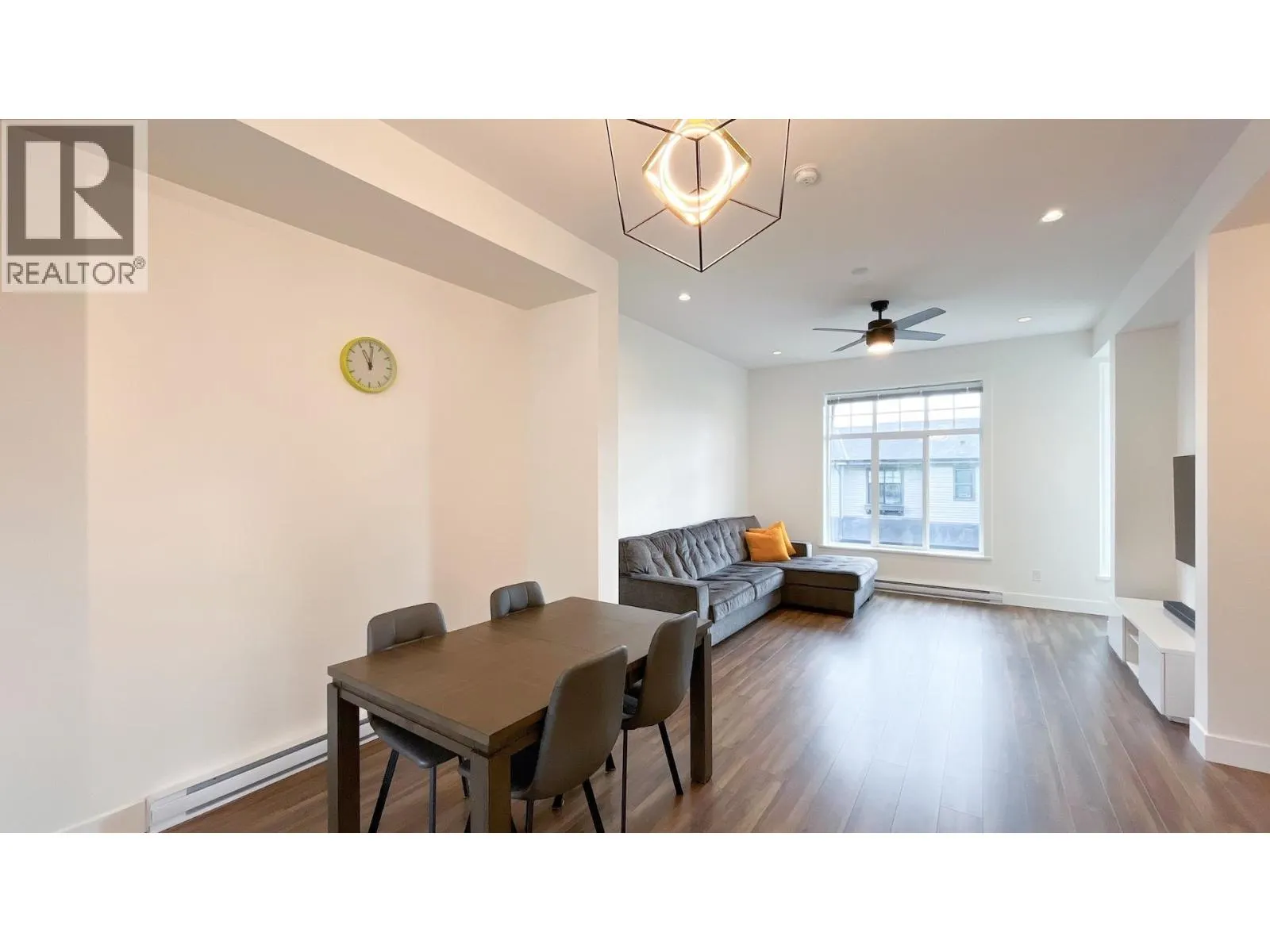 33 3552 VICTORIA DRIVE