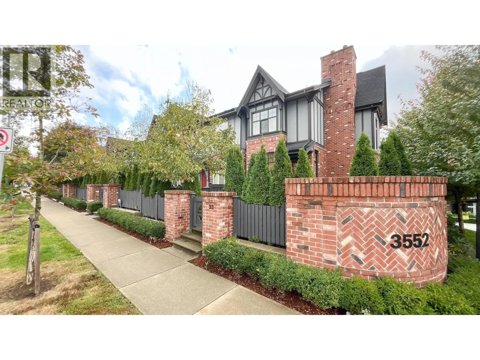 33 3552 VICTORIA DRIVE