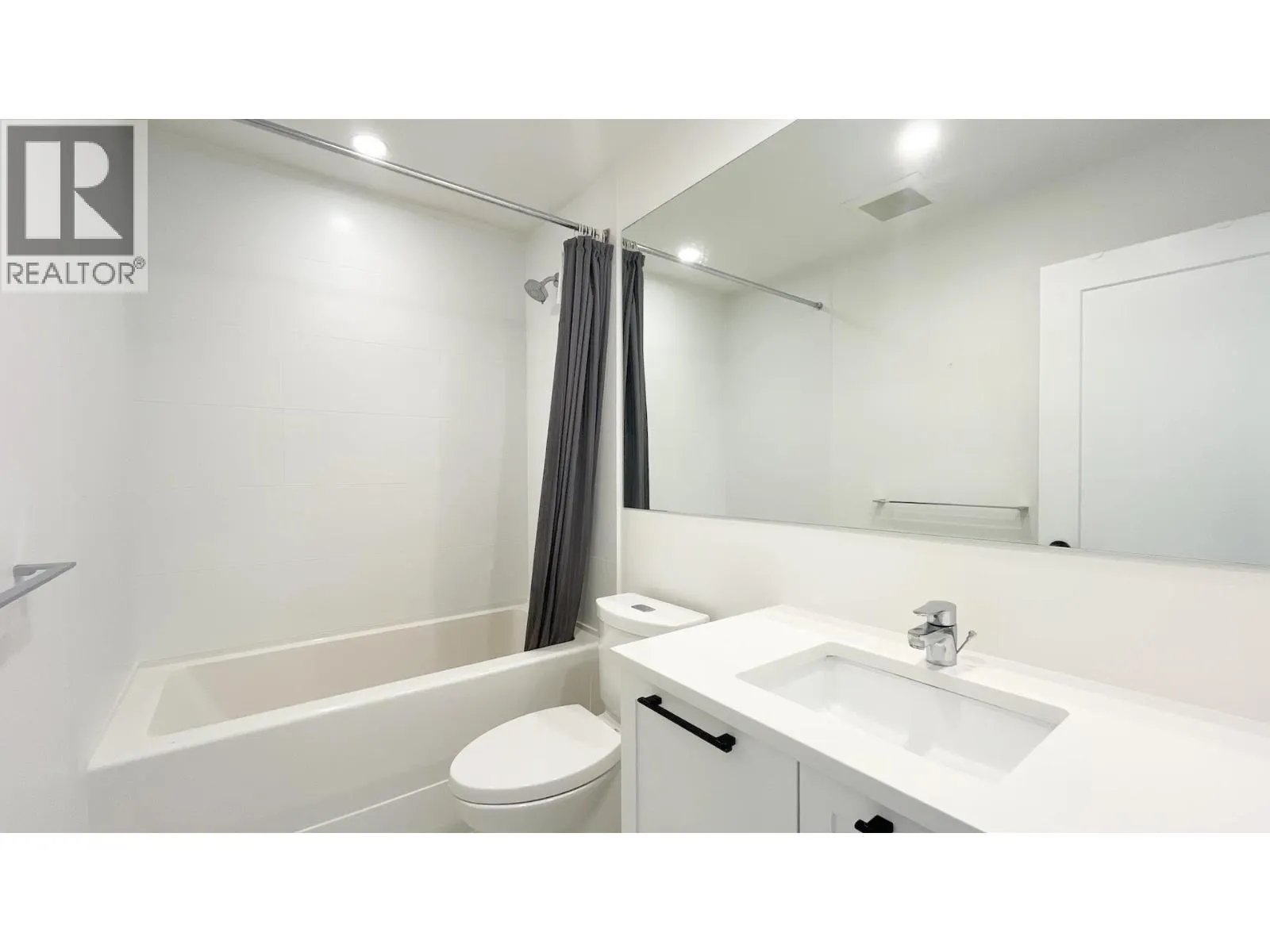 33 3552 VICTORIA DRIVE