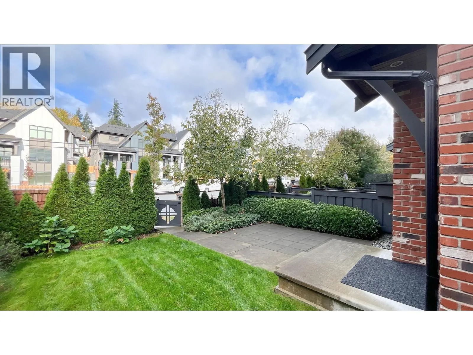 33 3552 VICTORIA DRIVE