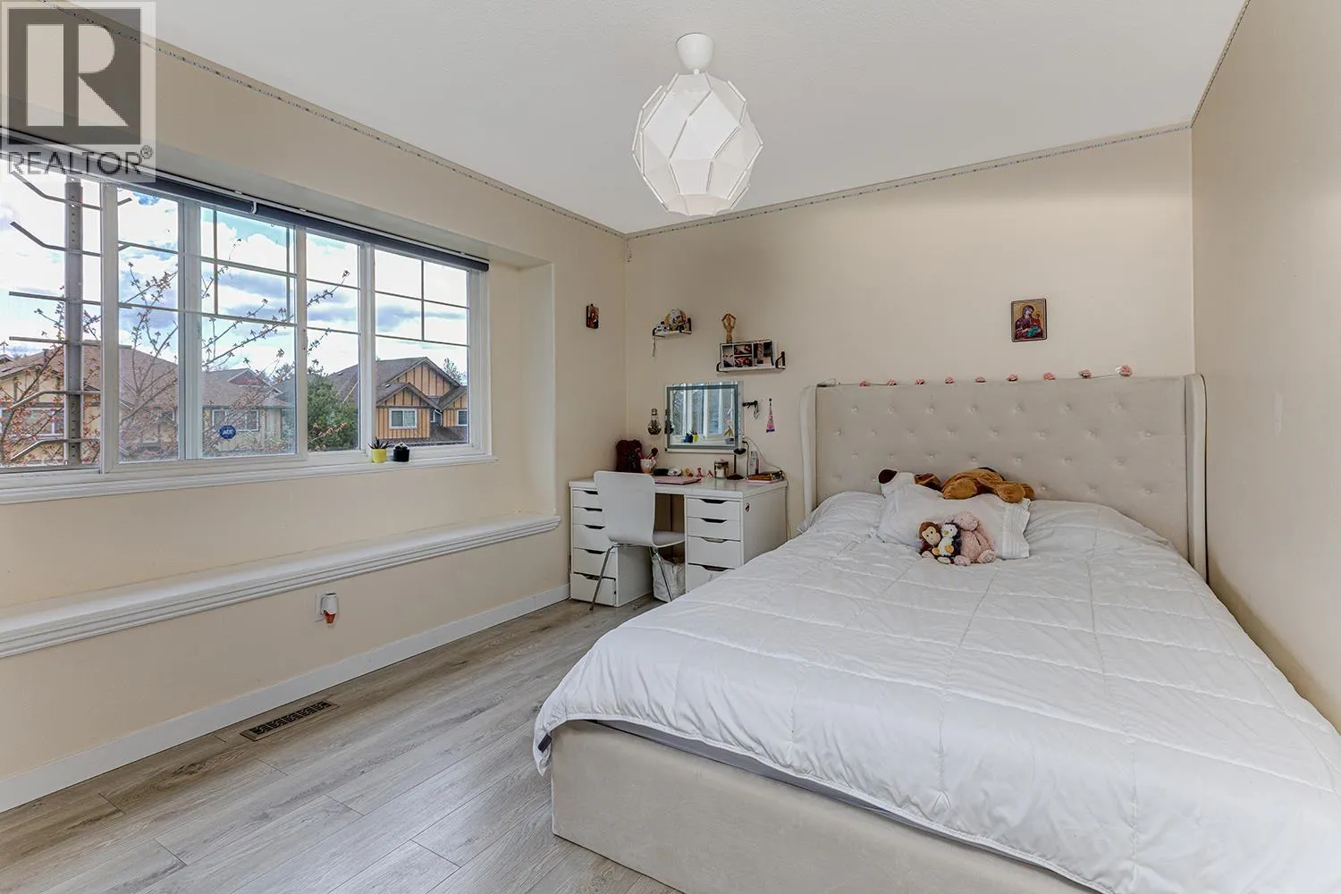 1077 RIVERSIDE DRIVE