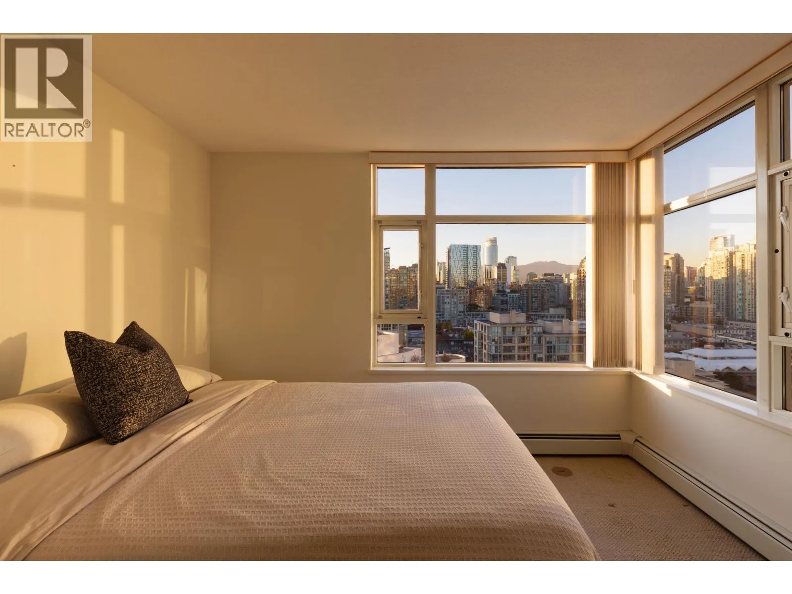 2305 1199 MARINASIDE CRESCENT