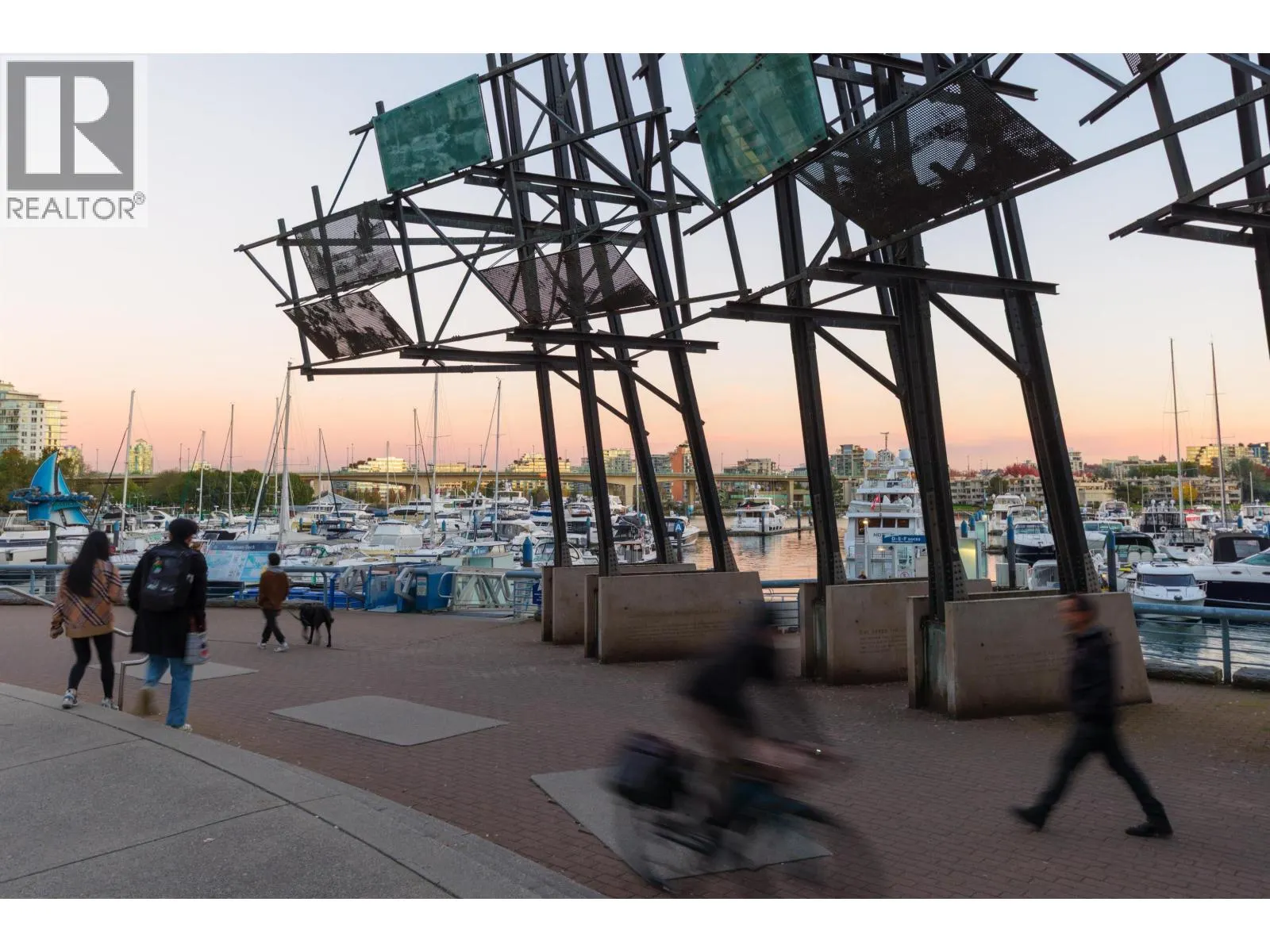 2305 1199 MARINASIDE CRESCENT