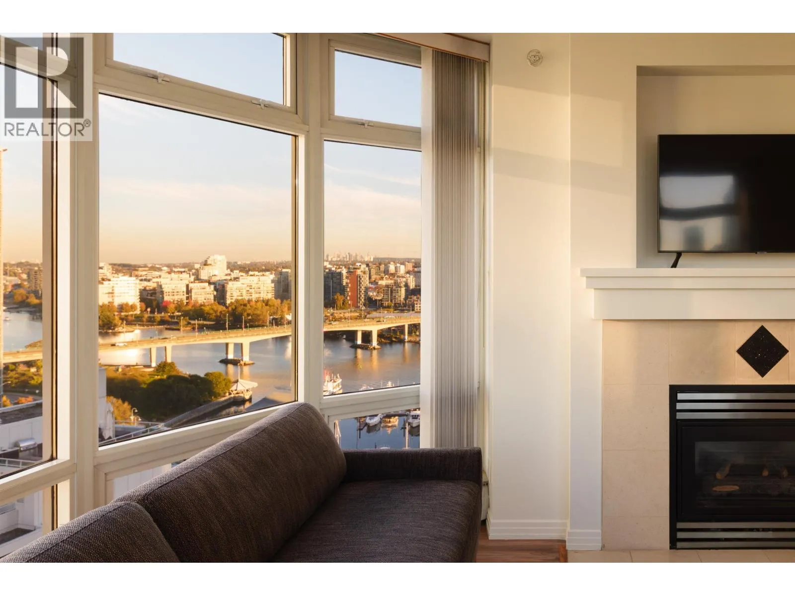 2305 1199 MARINASIDE CRESCENT